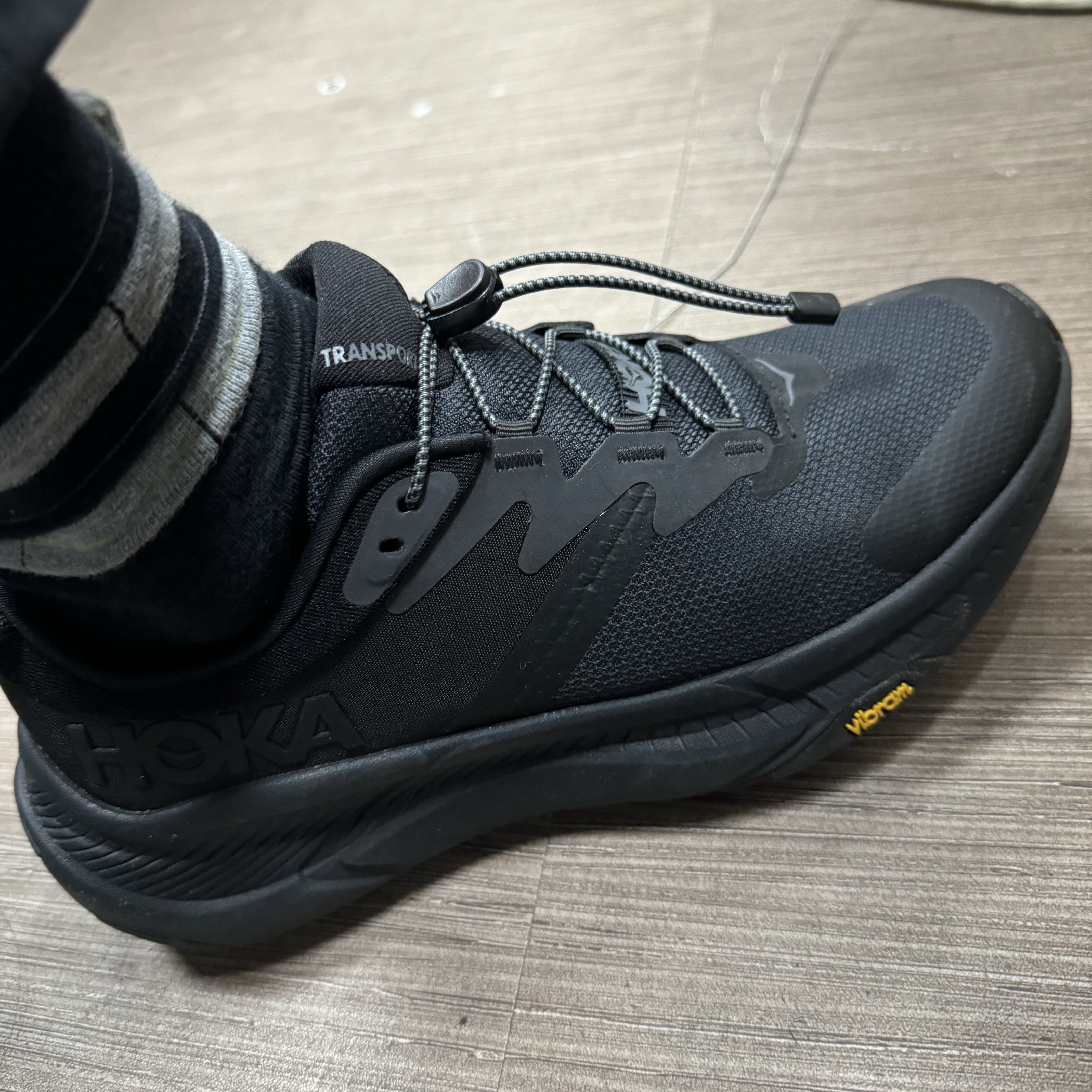 (W) Hoka Transport Black 착용 스타일
