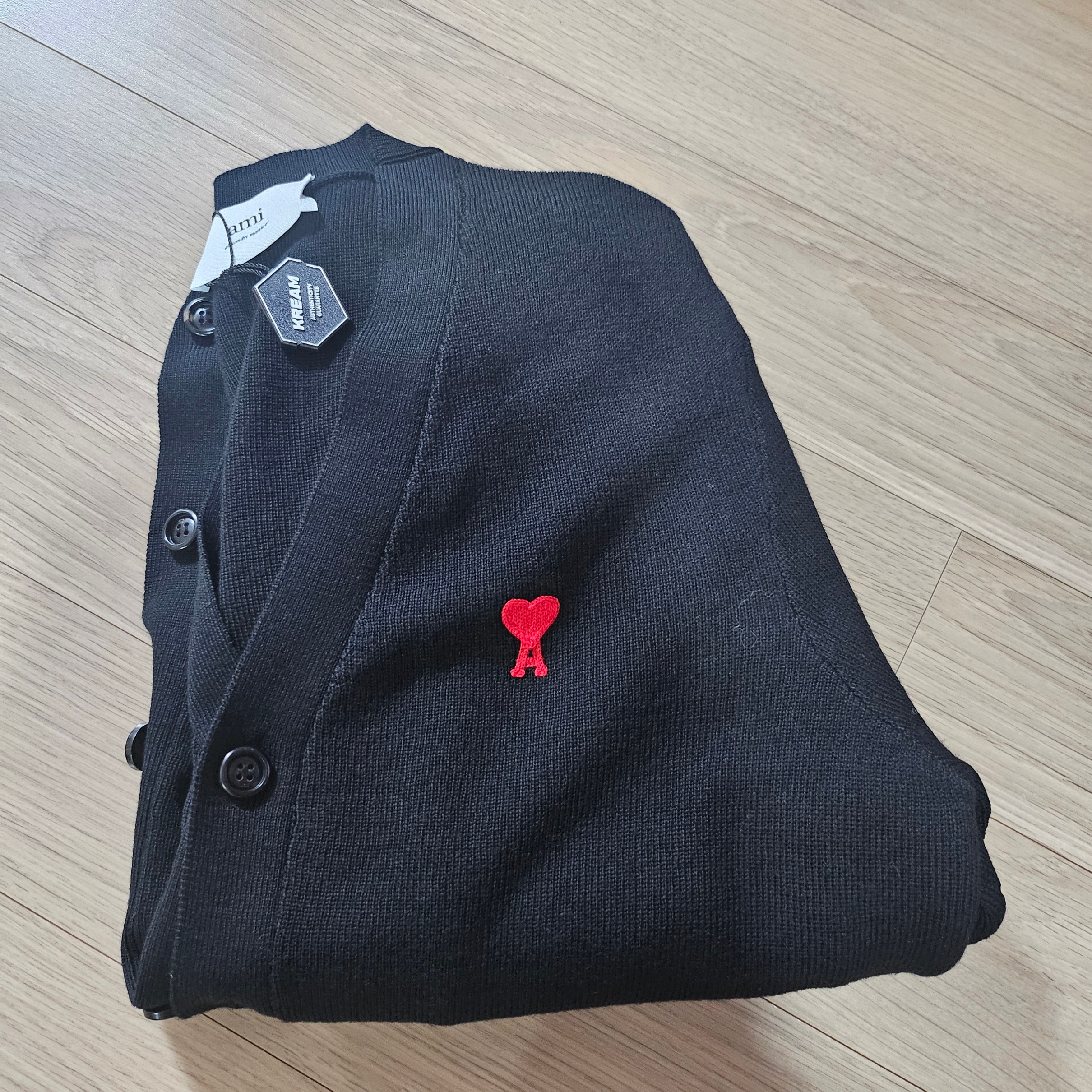 AMI de Coeur Wool Cardigan Black 착용 스타일 - 2