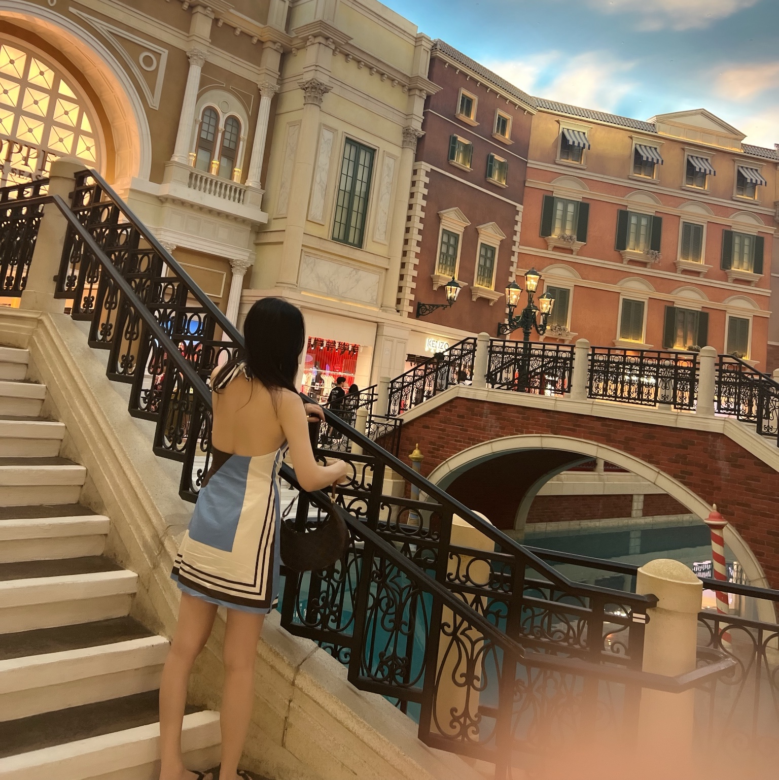 Celine Ava Bag in Triomphe Canvas and Calfskin Tan 착용 스타일 - 2