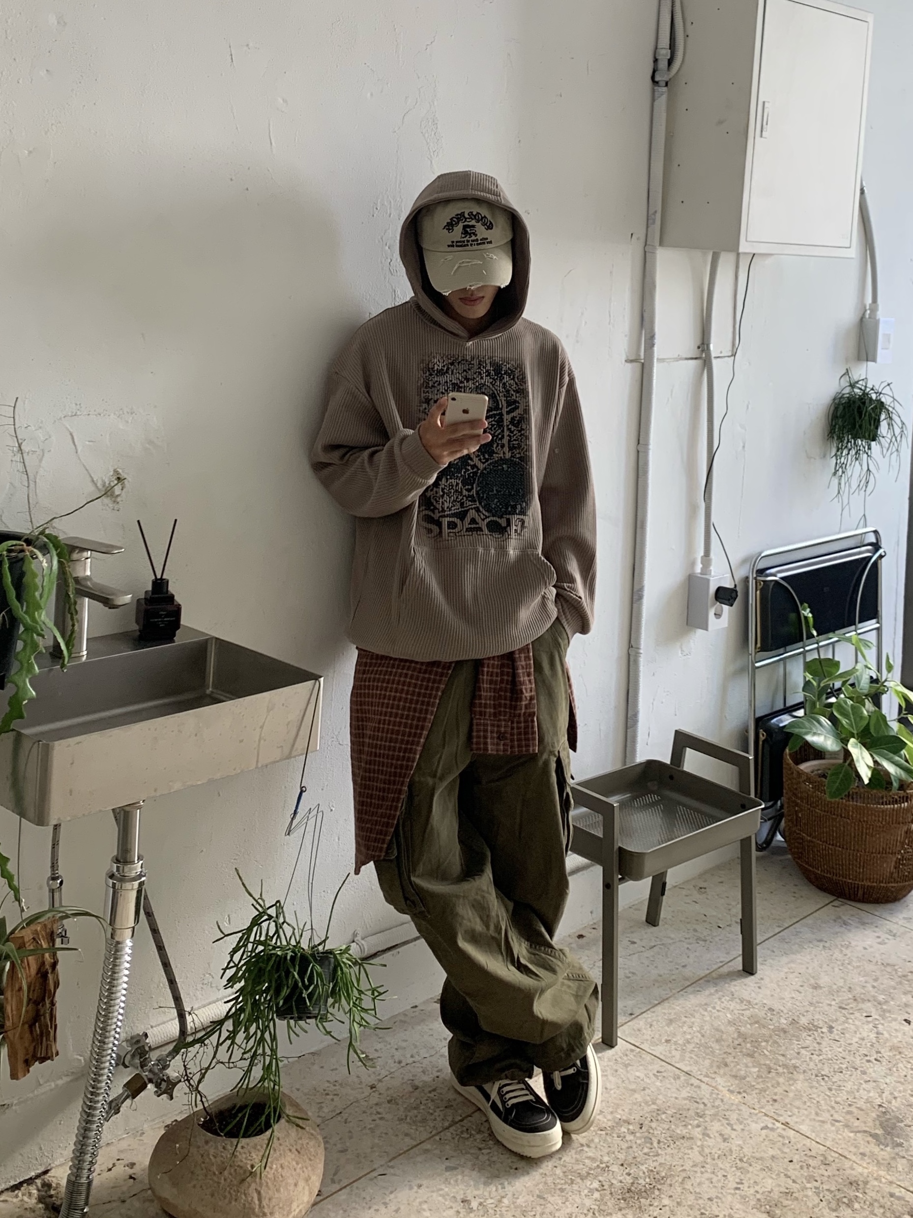 Rick Owens Drkshdw Suede Vintage Sneakers Dark Dust Pearl Milk White 착용 스타일 - 4