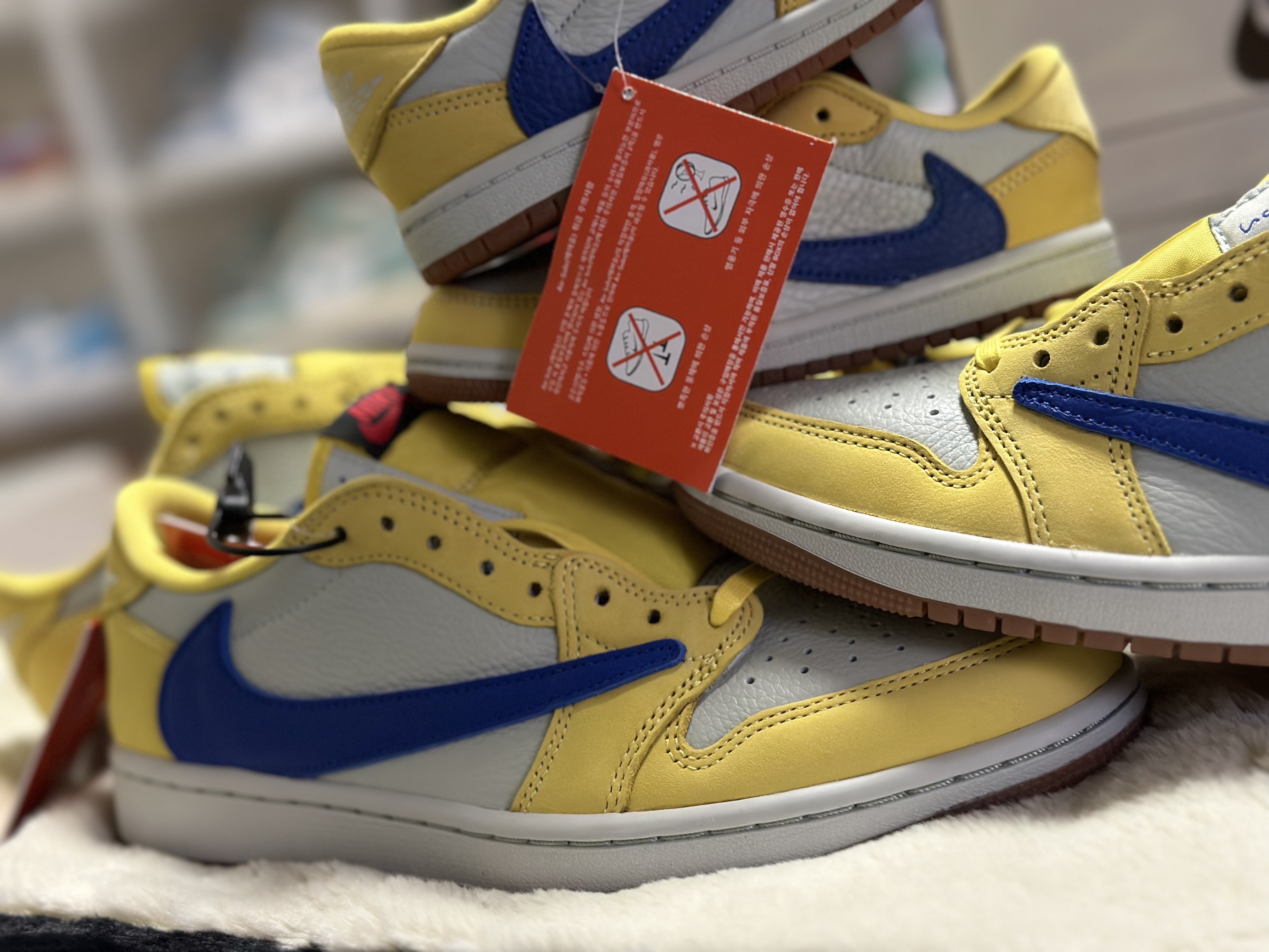 (W) Jordan 1 x Travis Scott Retro Low OG SP Canary 착용 스타일 - 3