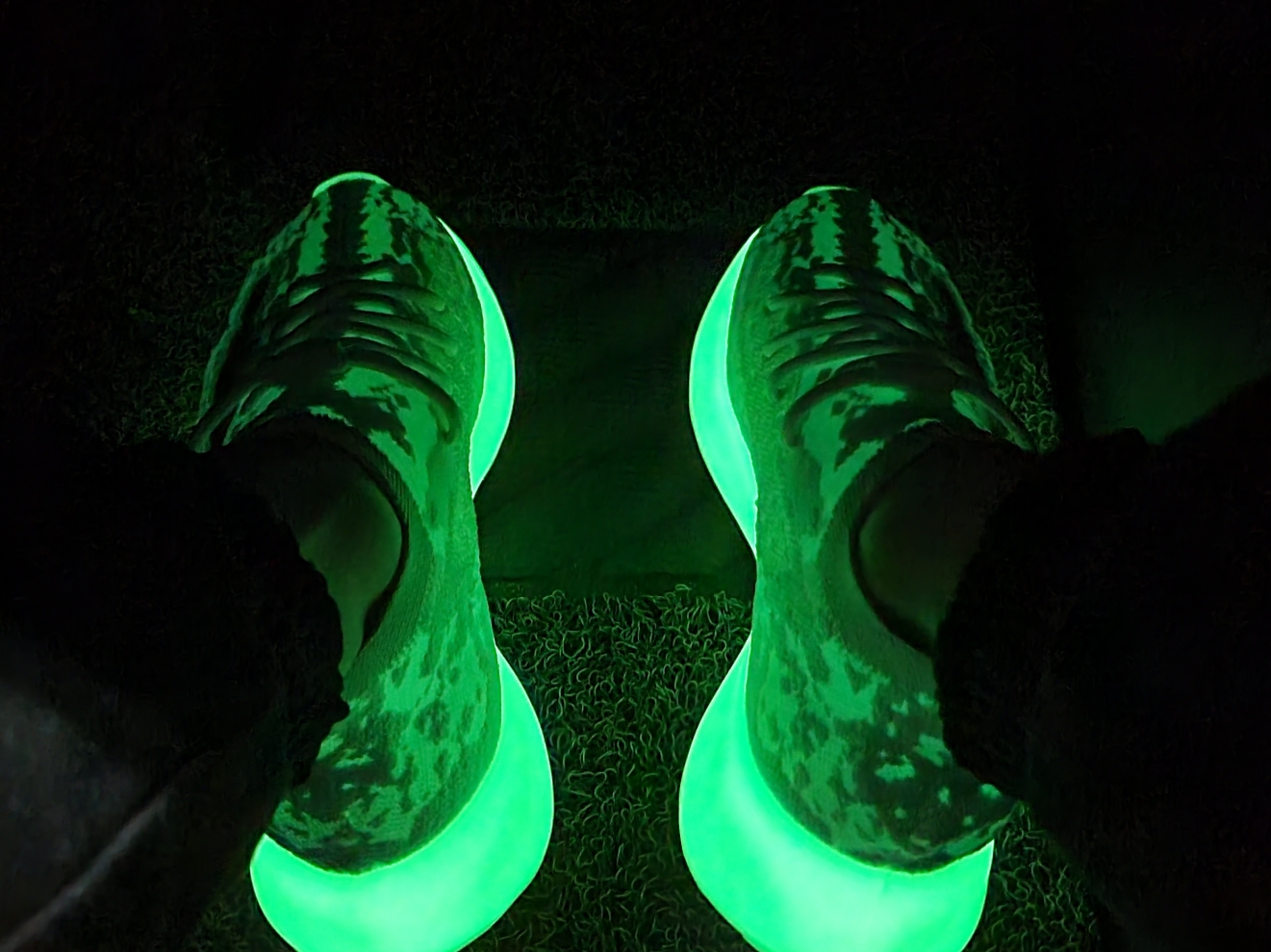 Adidas Yeezy Boost 380 Calcite Glow 착용 스타일 - 4