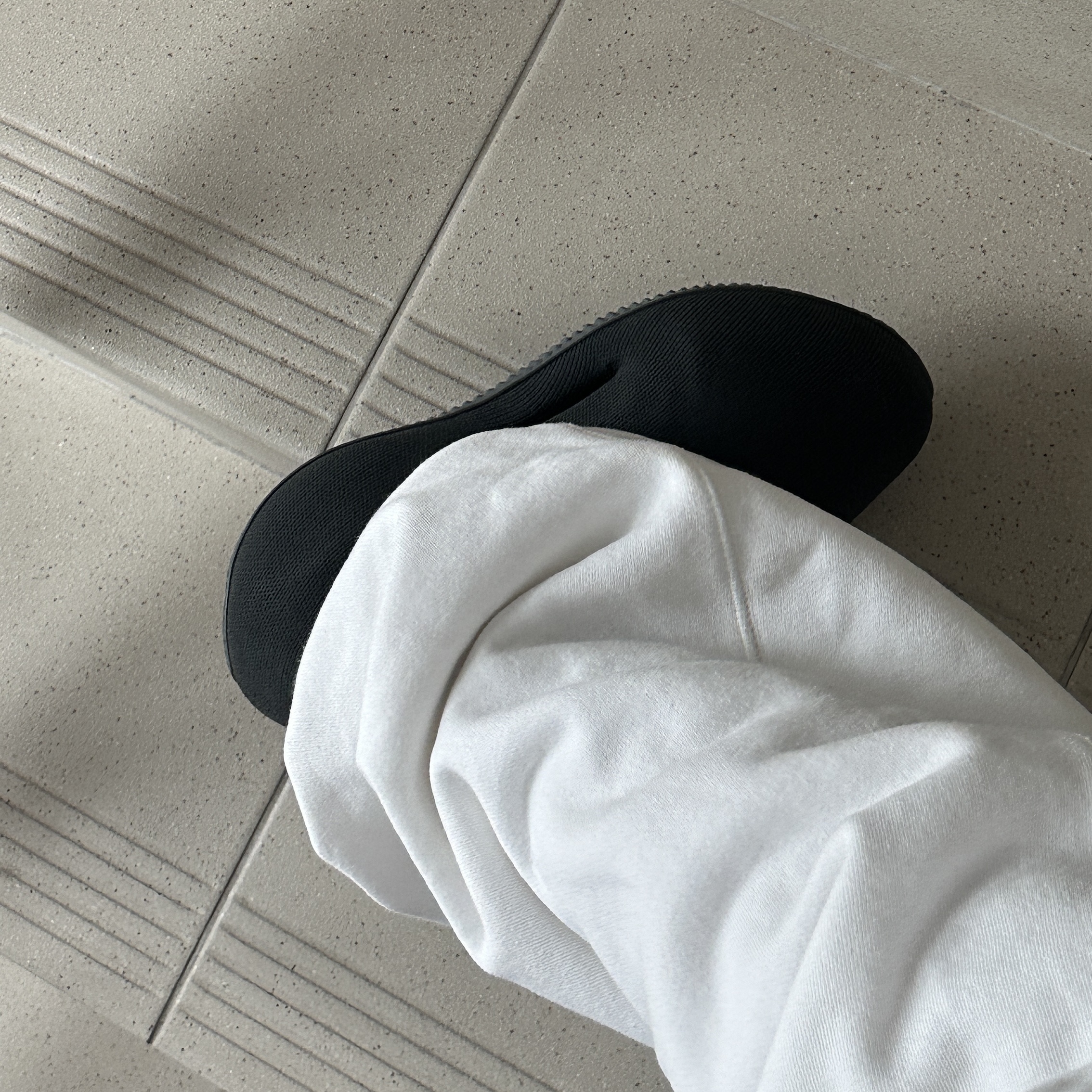 Adidas Yeezy Knit RNR Fade Onyx 착용 스타일