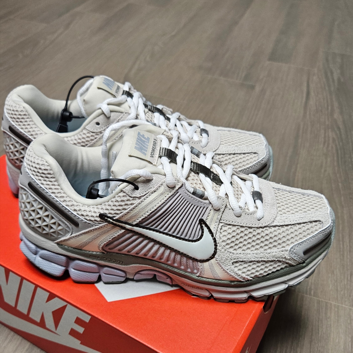 Nike Zoom Vomero 5 SE Light Orewood Brown 착용 스타일 - 1