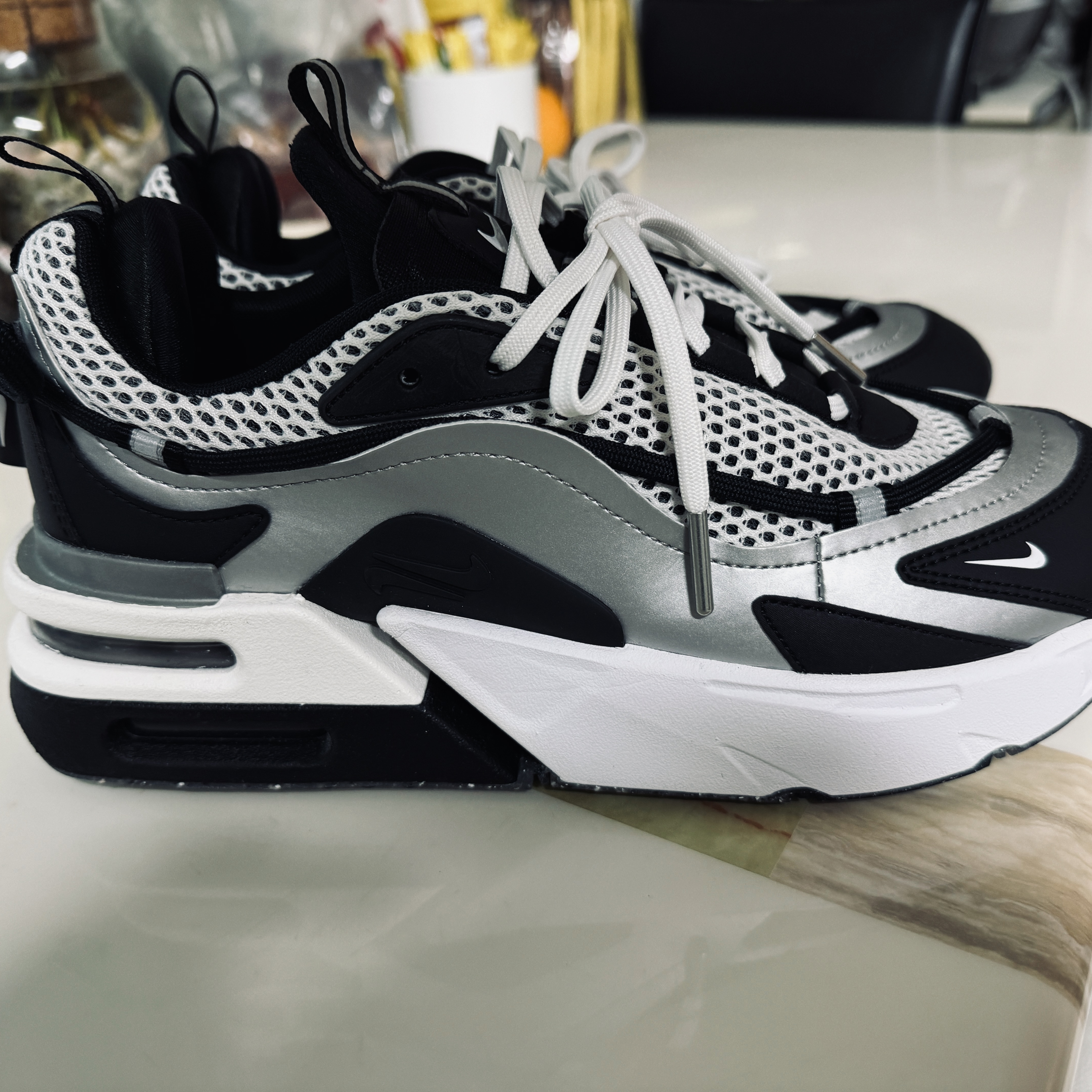 (W) Nike Air Max Furyosa Silver and Black 착용 스타일 - 2