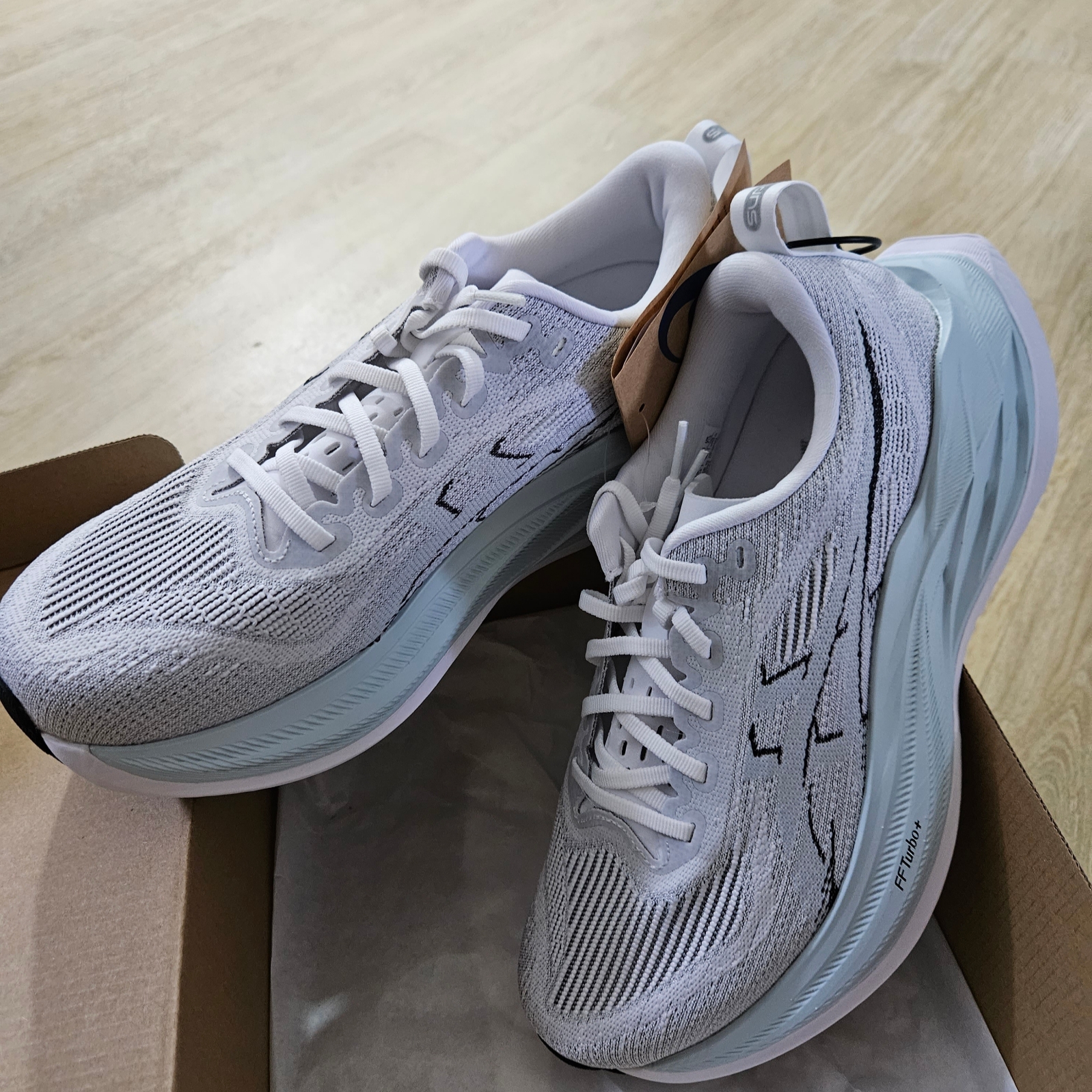 Asics Superblast 2 White Cool Grey 착용 스타일 - 1