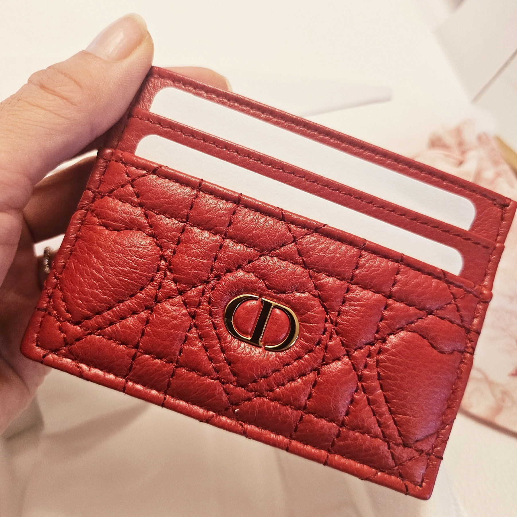 Dior Caro Five-Slot Card Holder Cannage Red Heart Motif 착용 스타일