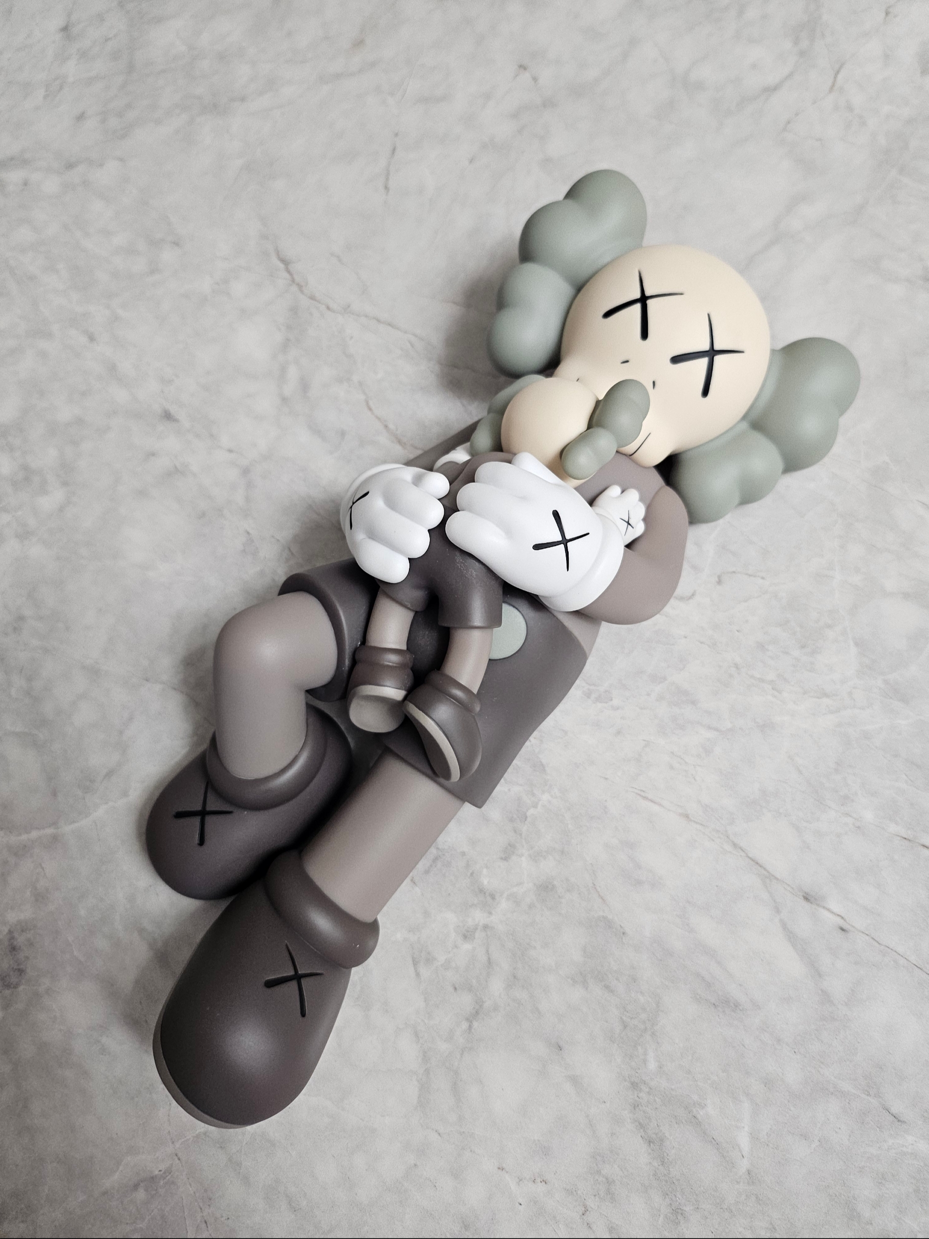 Kaws Holiday Singapore Vinyl Figure Brown 착용 스타일