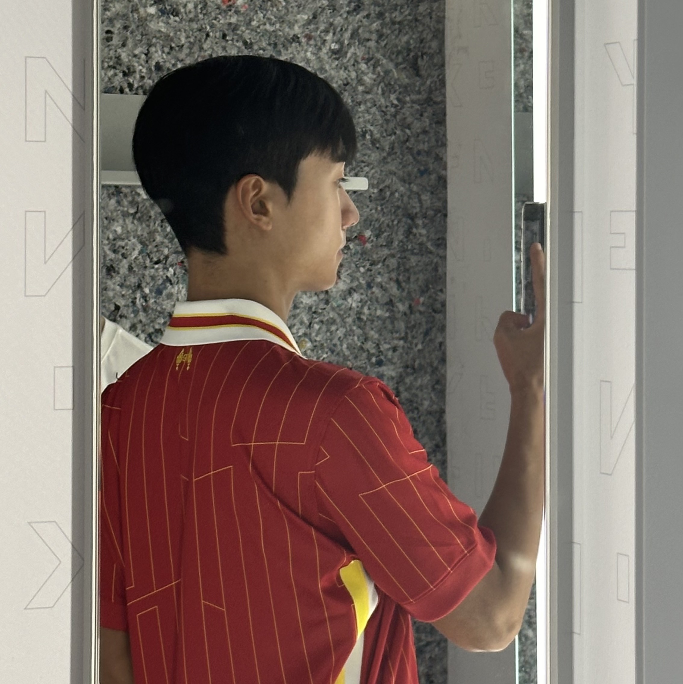 Nike Liverpool FC 2024/25 Dri-Fit Stadium Home Jersey Gym Red White Chrome Yellow (Non Marking Ver.), Nike Liverpool FC 2024/25 ADV Match Home Dri-Fit Jersey Gym Red White Chrome Yellow (Non Marking Ver.) 착용 스타일 - 2