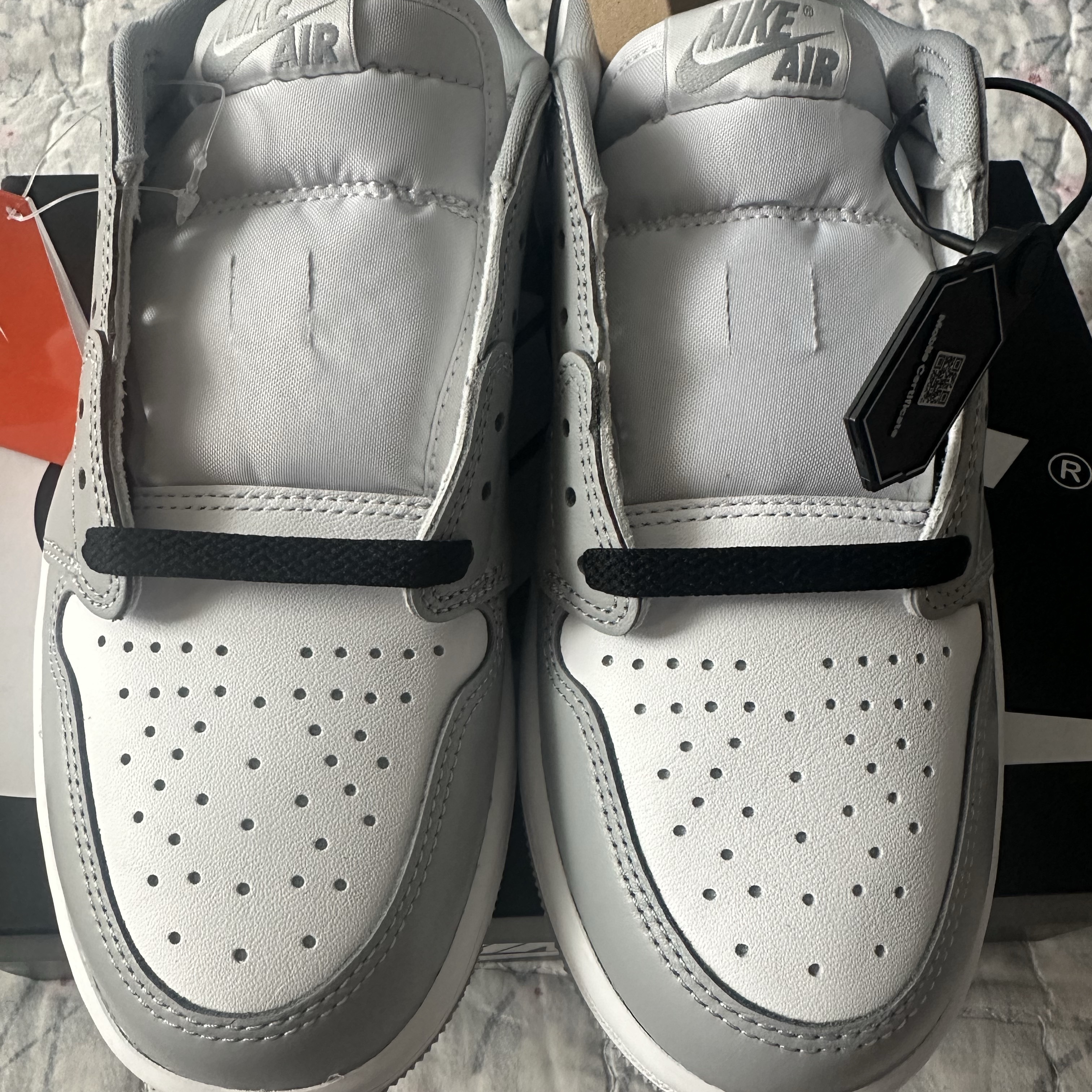 Jordan 1 Retro Low OG Wolf Grey and White 착용 스타일 - 1