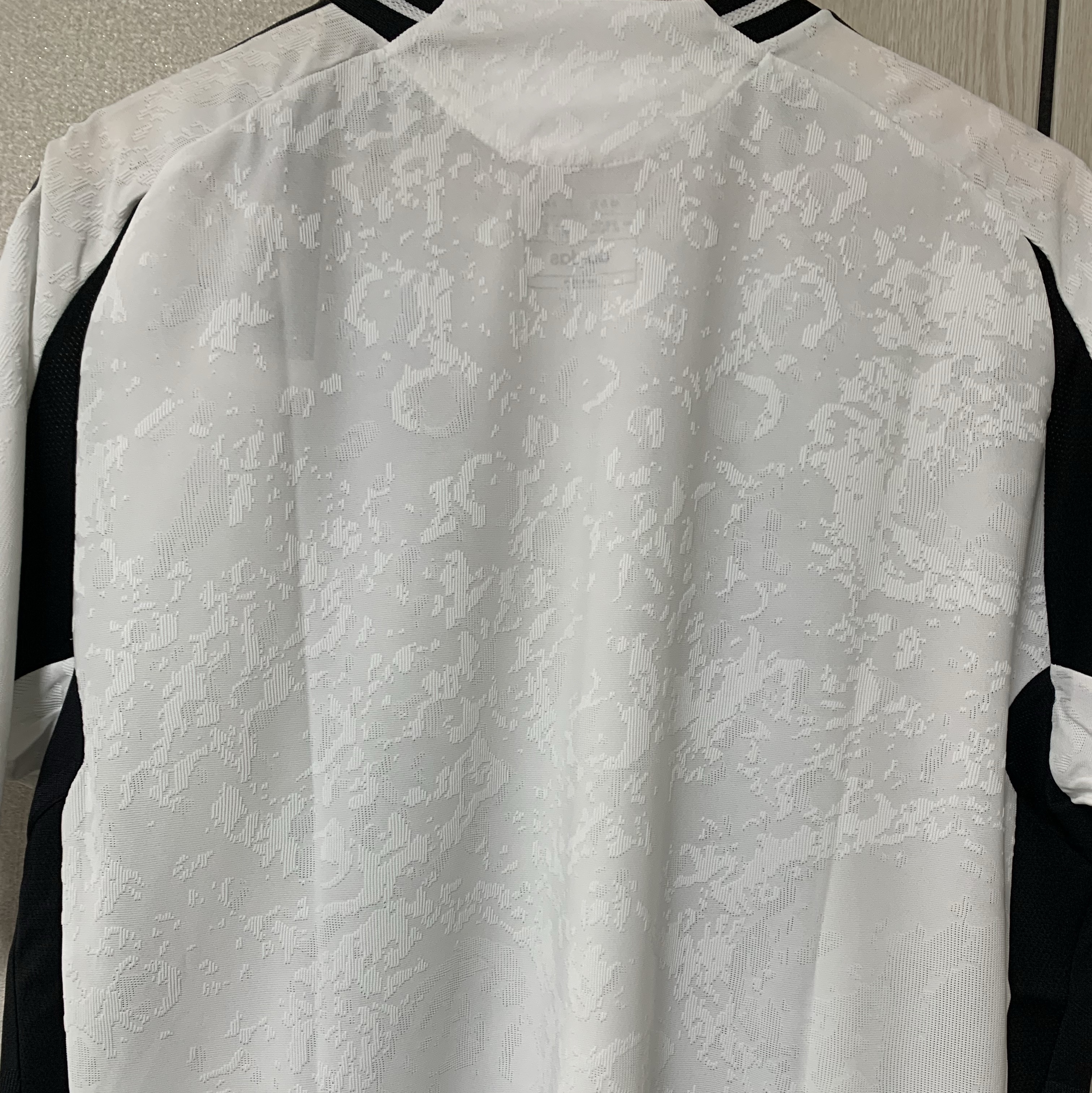 Adidas Juventus 2024/25 Home Authentic Jersey White Black - KR Sizing (Non Marking Ver.) 착용 스타일 - 3