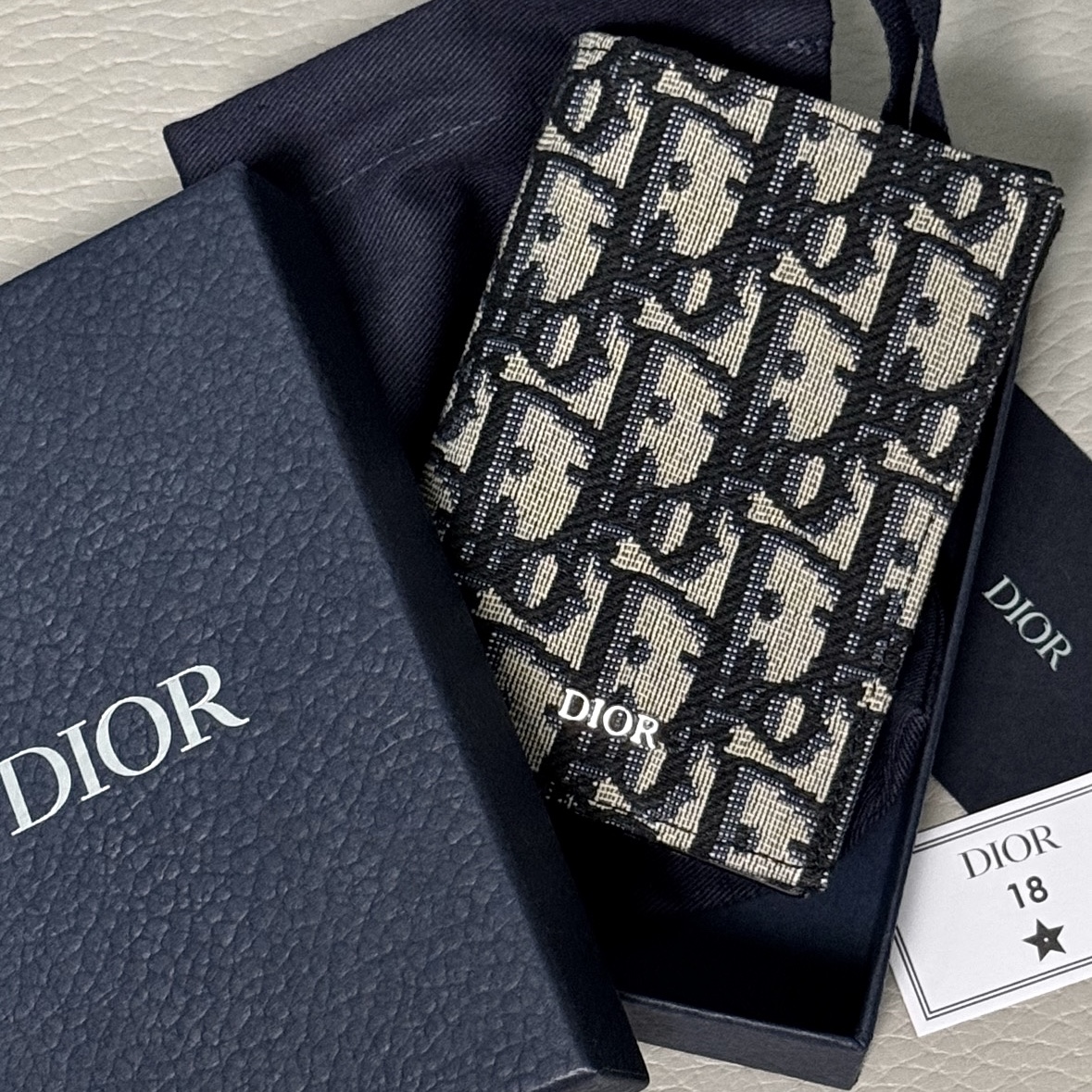 Dior Bi-Fold Card Holder Beige & Black Dior Oblique Jacquard 착용 스타일