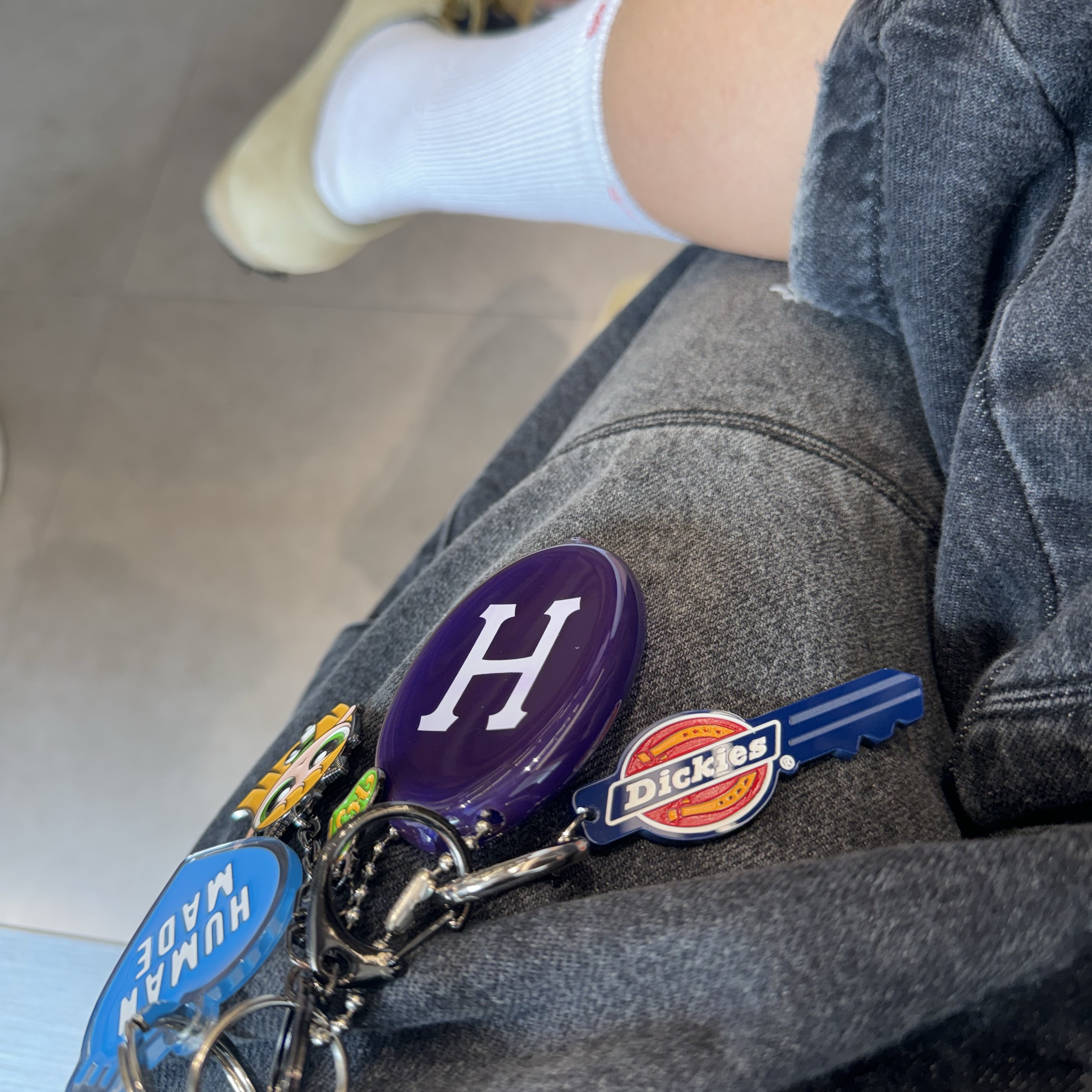 NewJeans x The Powerpuff Girls Metal Keyring Haerin, Clarks Wallabee Maple Suede 착용 스타일