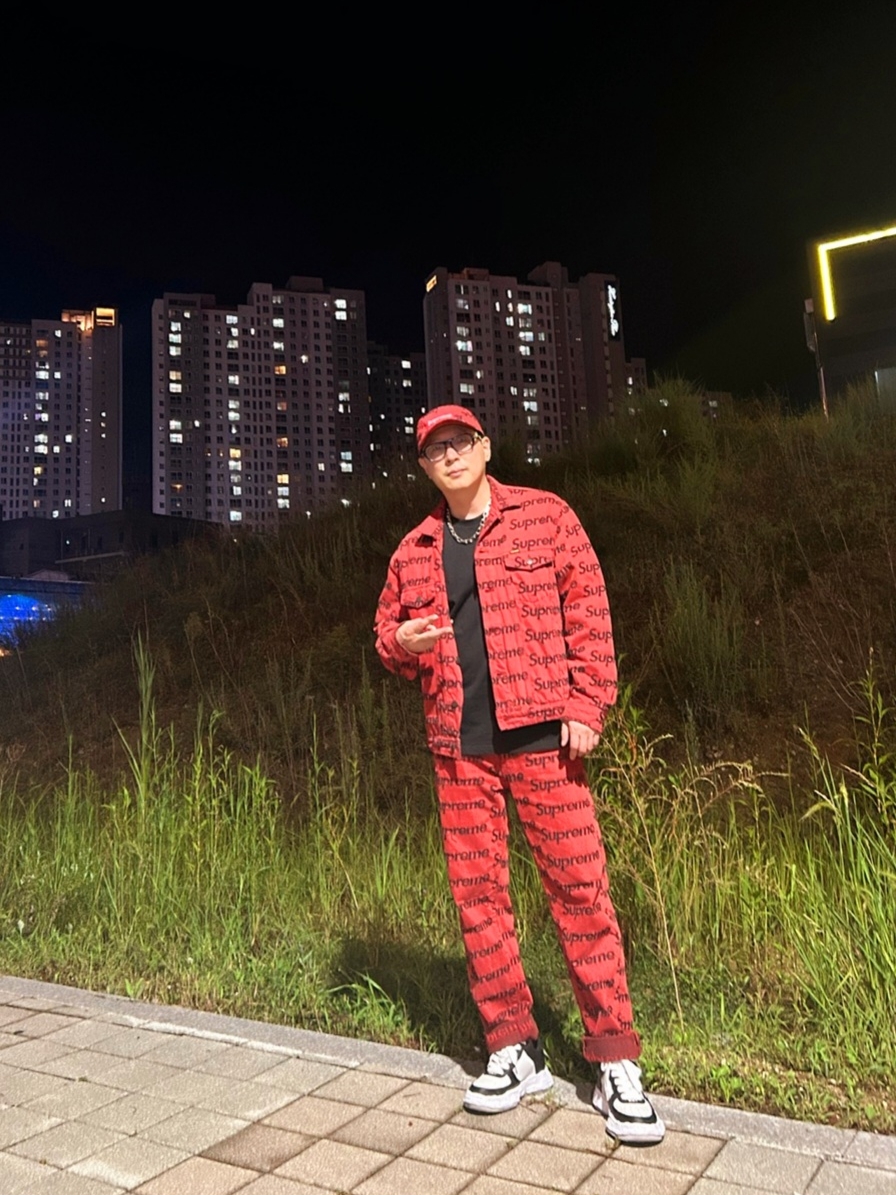 Supreme Frayed Logos Denim Camp Cap Red - 21SS, Supreme Frayed Logos Denim Trucker Jacket Red - 21SS 착용 스타일 - 3