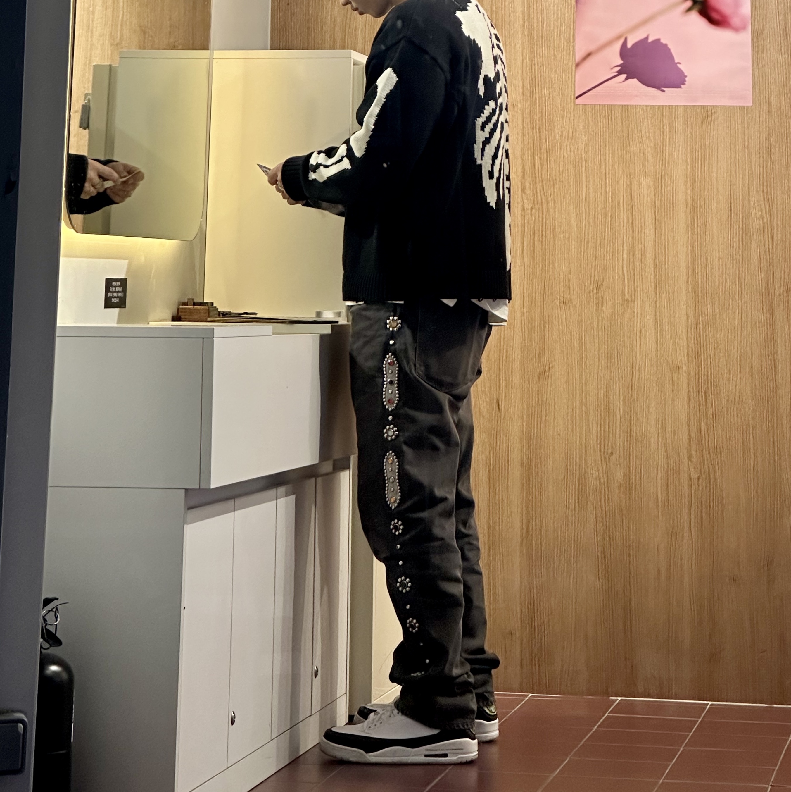 Kapital 5G Cotton Knit Bone Crewneck Sweater Black, Kapital 14 oz. Denim 5P Monkey Cisco Gemstone Pants Black 착용 스타일