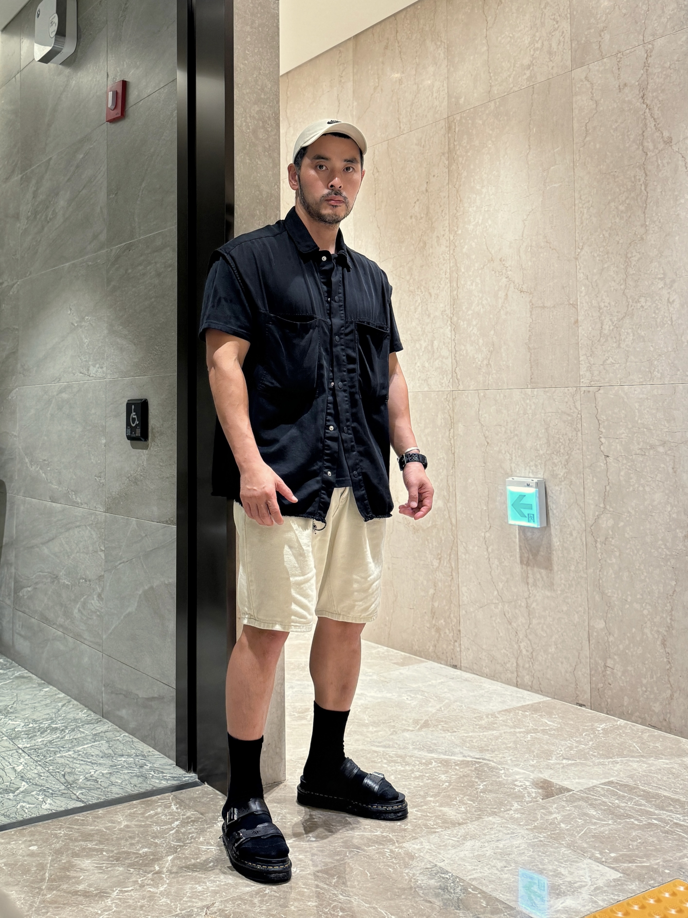 Dr. Martens Myles Sandal Black 착용 스타일 - 1