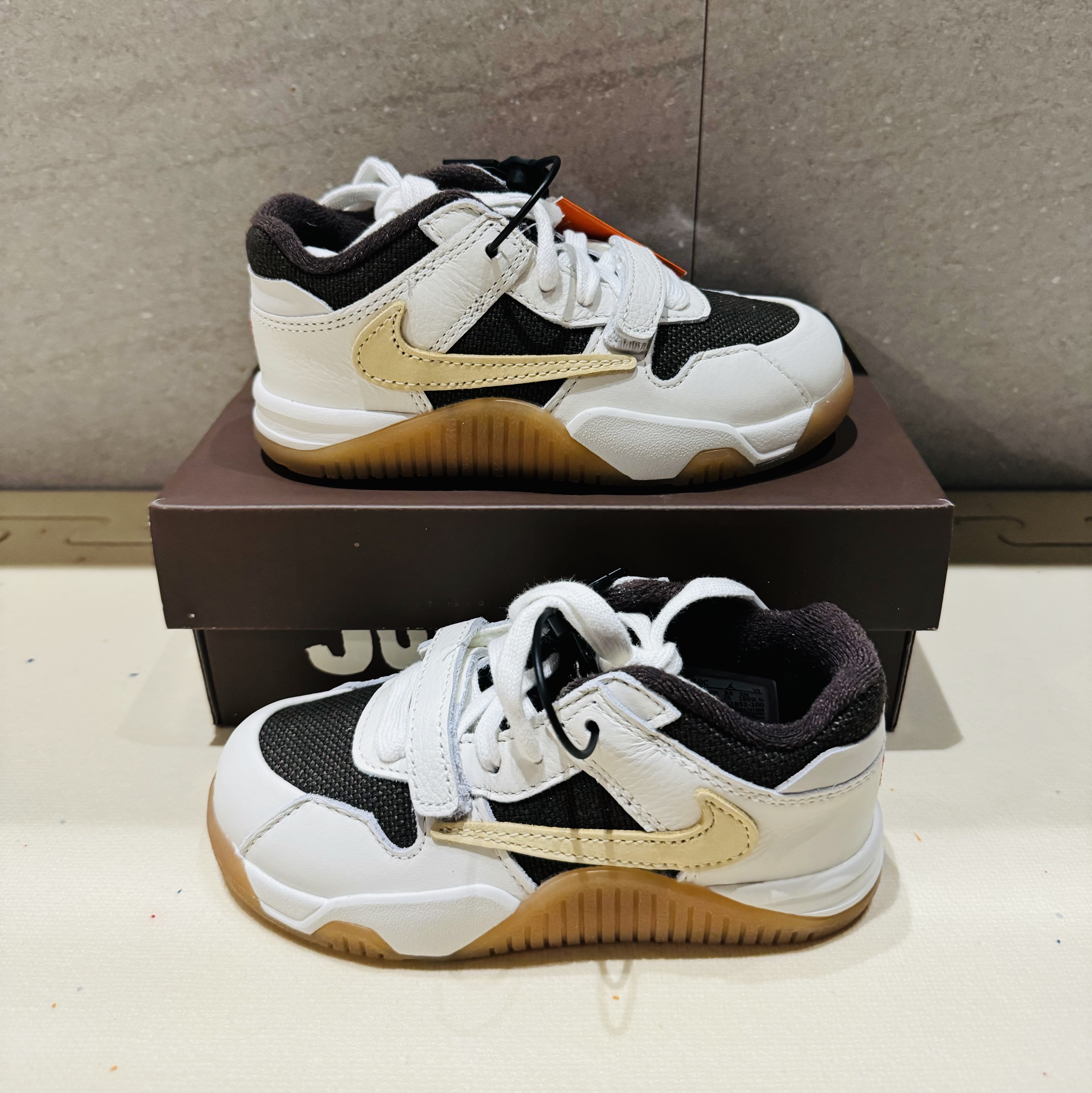 (TD) Jordan x Travis Scott Jumpman Jack TR Sail and Dark Mocha 착용 스타일 - 1
