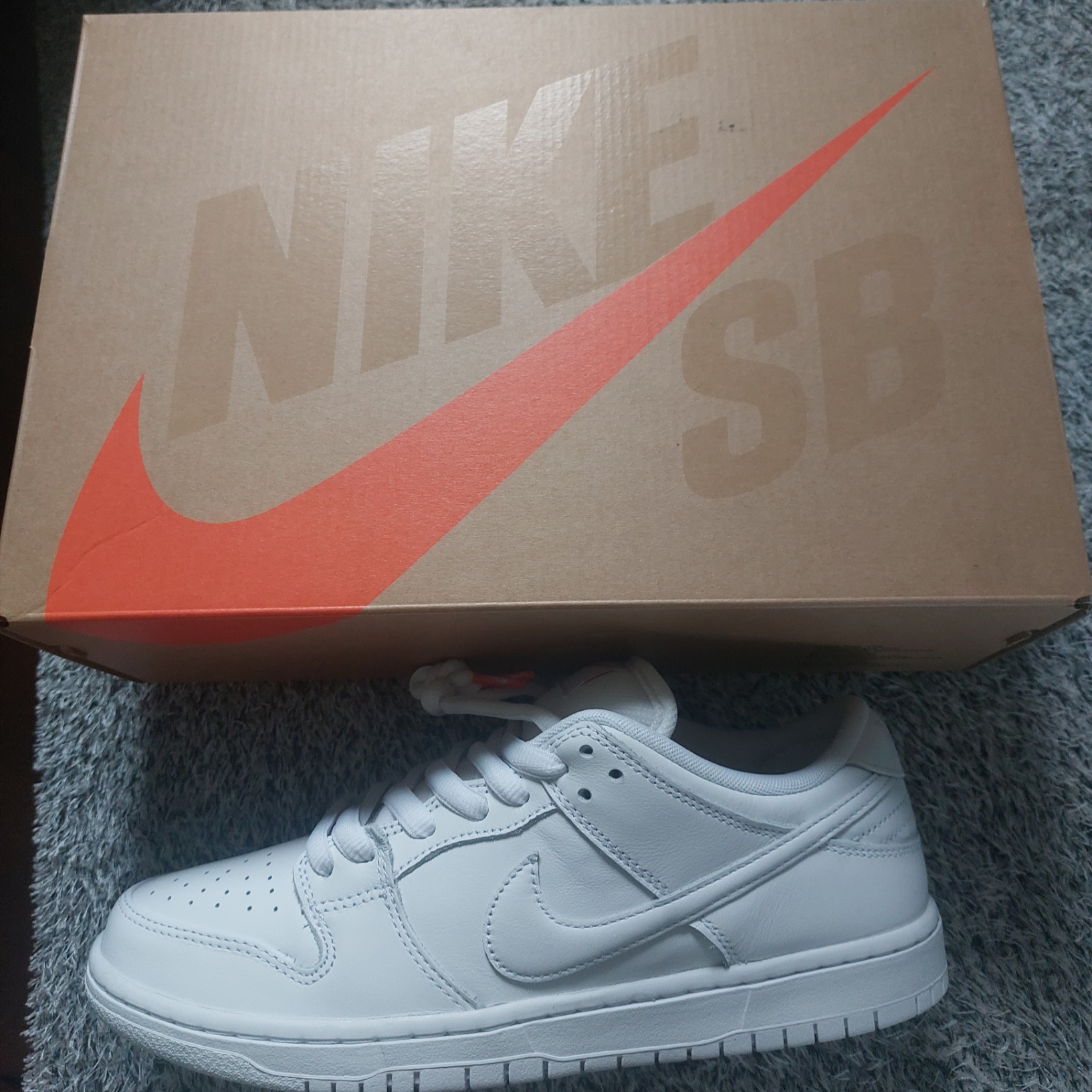 Nike SB Dunk Low Pro Triple White 착용 스타일