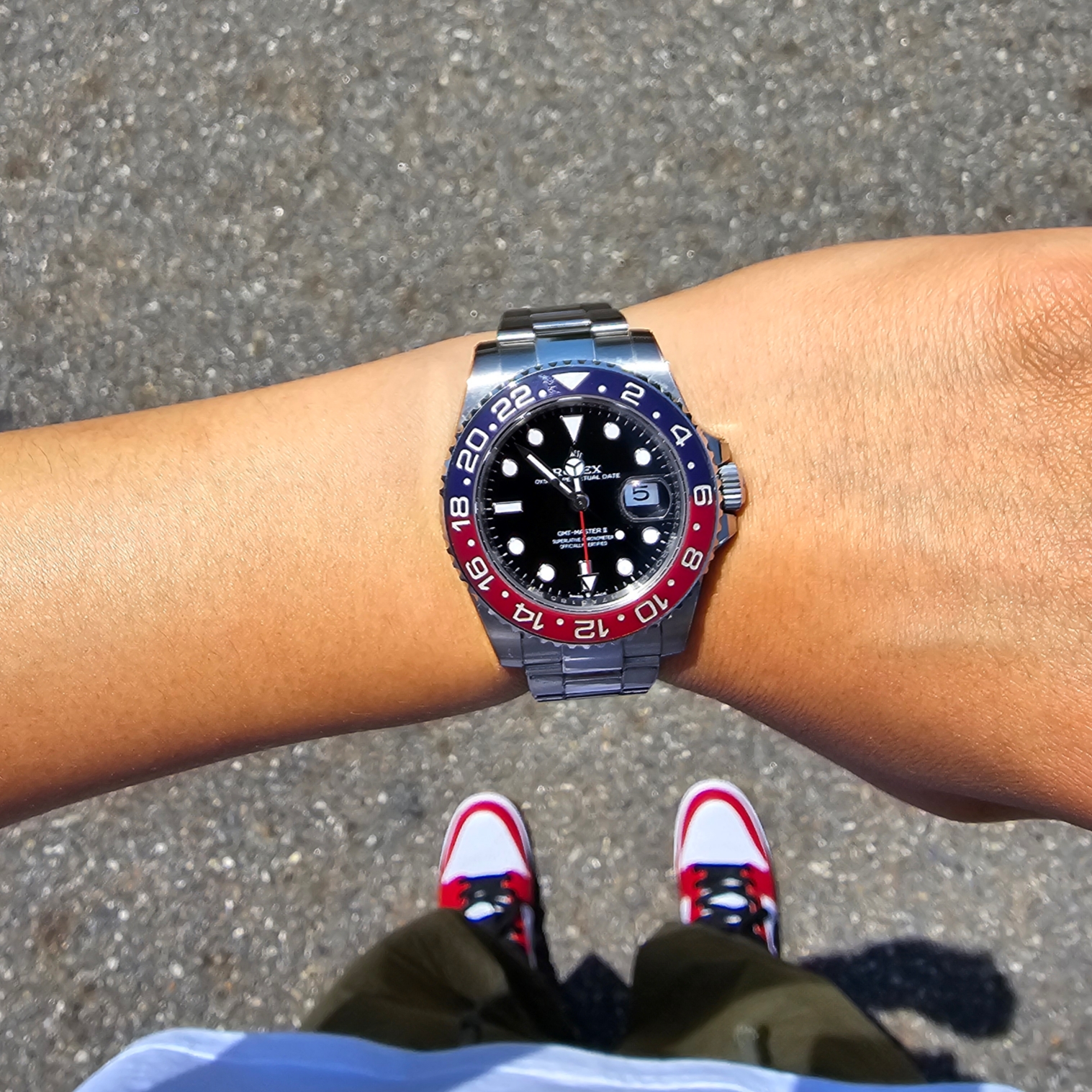 Rolex GMT-Master II 40mm 126710BLRO Black Oyster, Nike SB Dunk Low Pro Chicago 착용 스타일