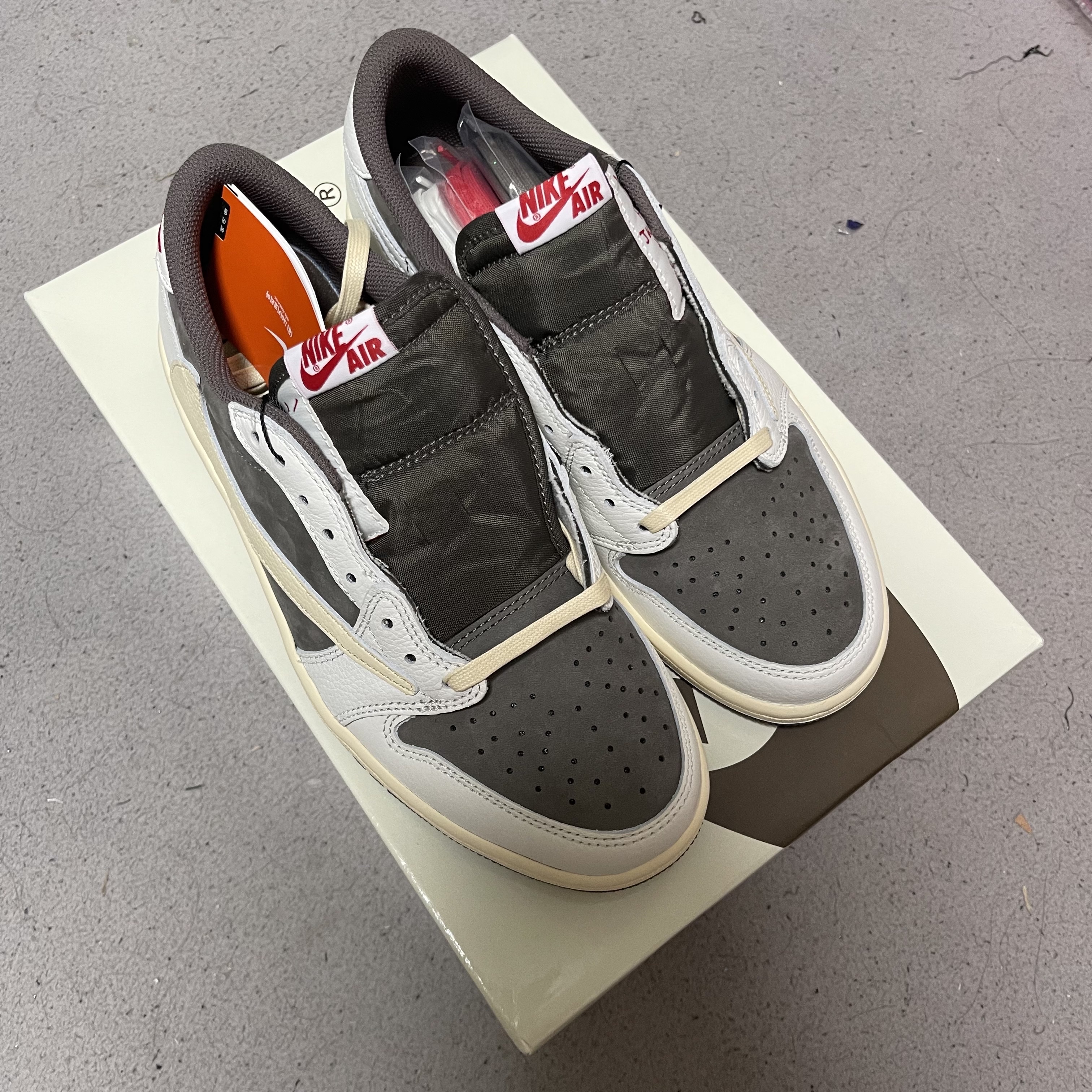 Jordan 1 x Travis Scott Retro Low OG SP Sail and Ridgerock 착용 스타일 - 2