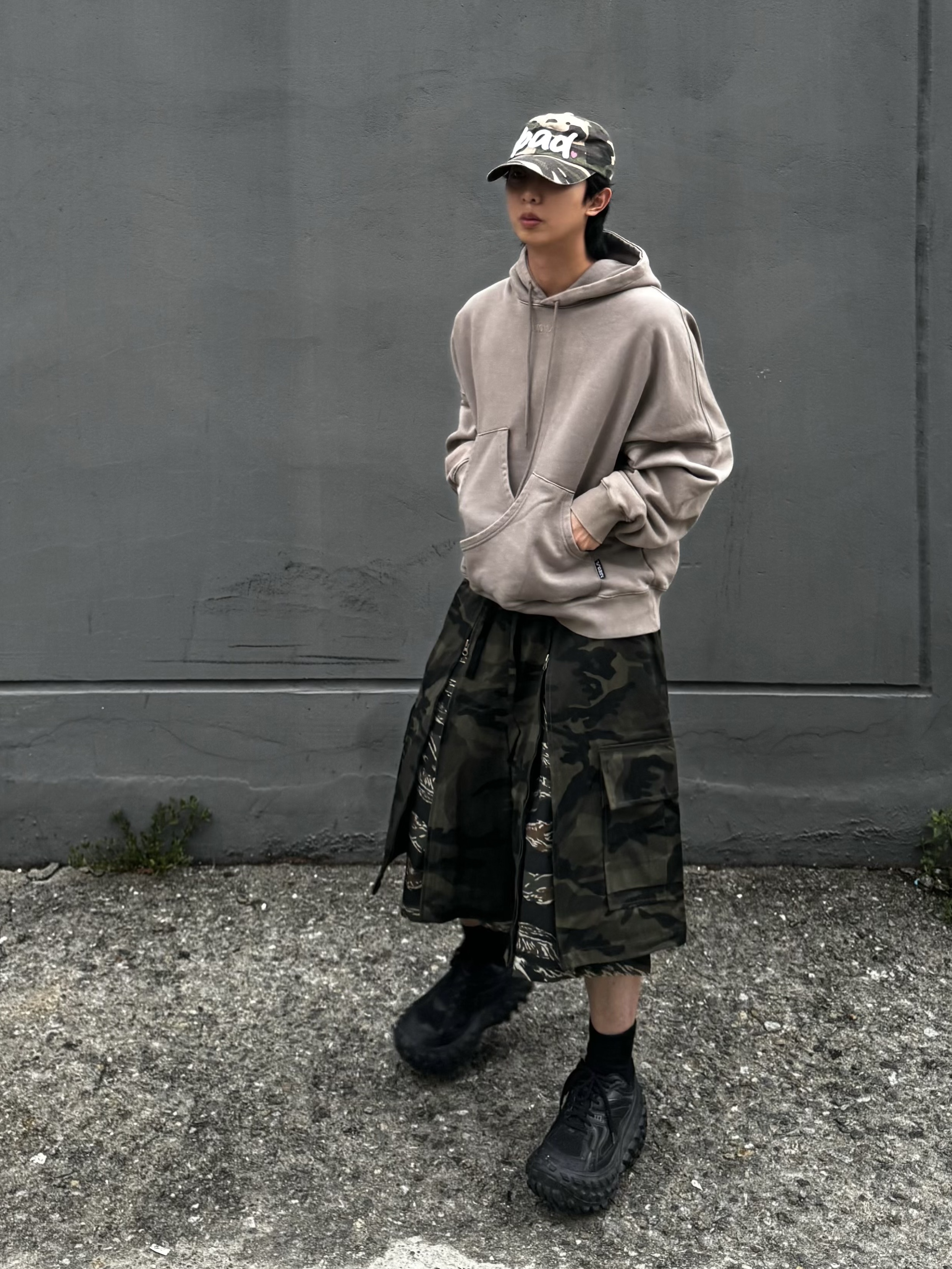 Balenciaga Defender Sneakers Black 착용 스타일 - 1