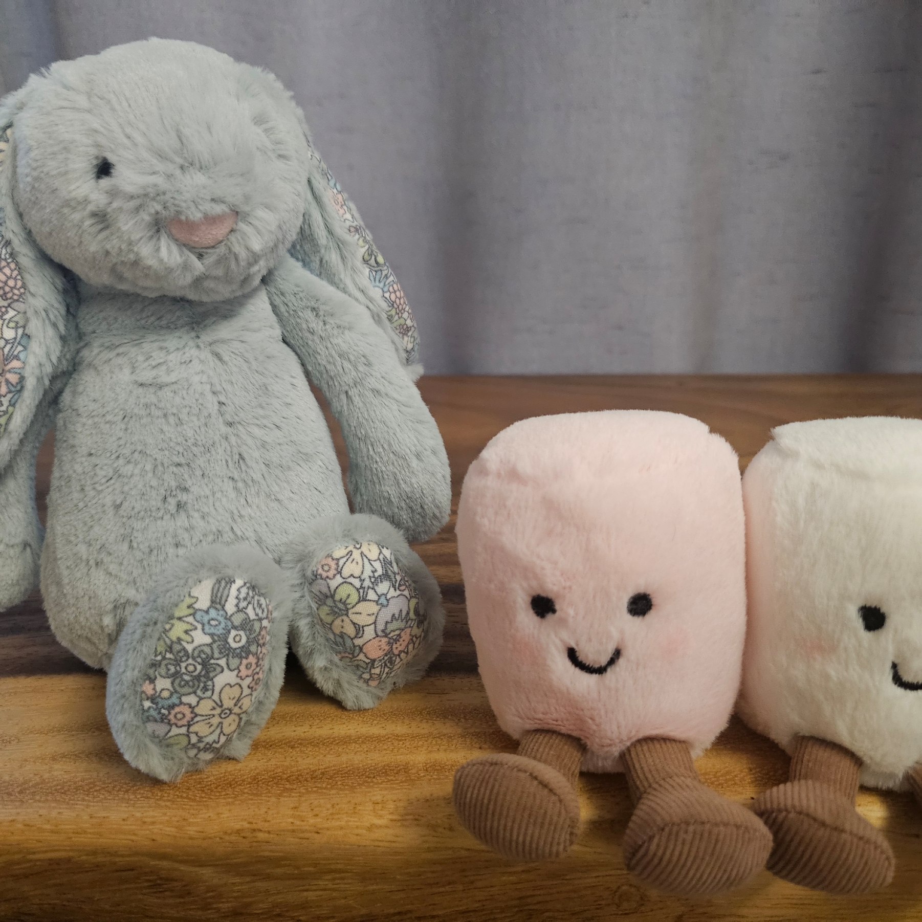 Jellycat Amuseables Marshmallows Pink White 착용 스타일