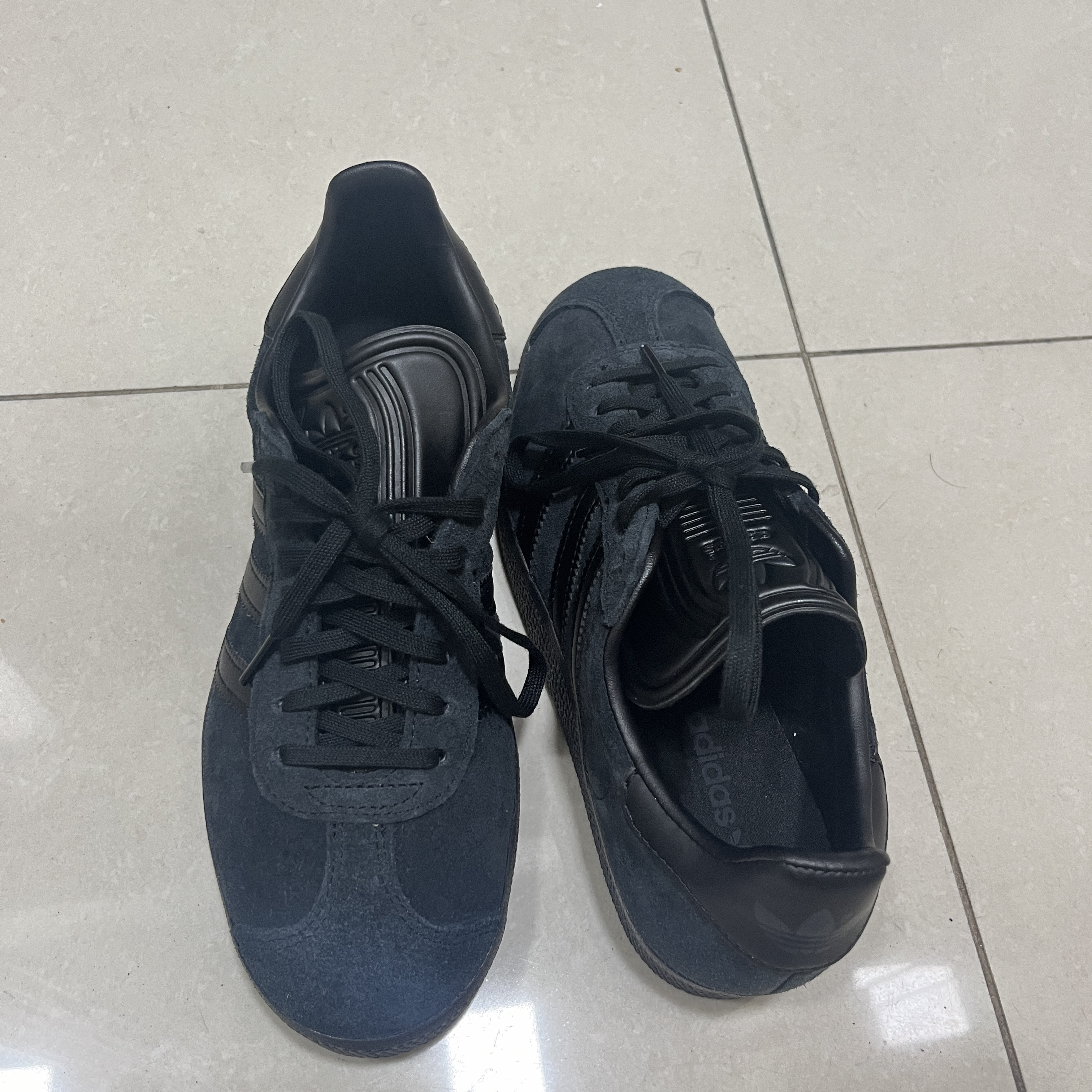 Adidas Gazelle Triple Black 착용 스타일