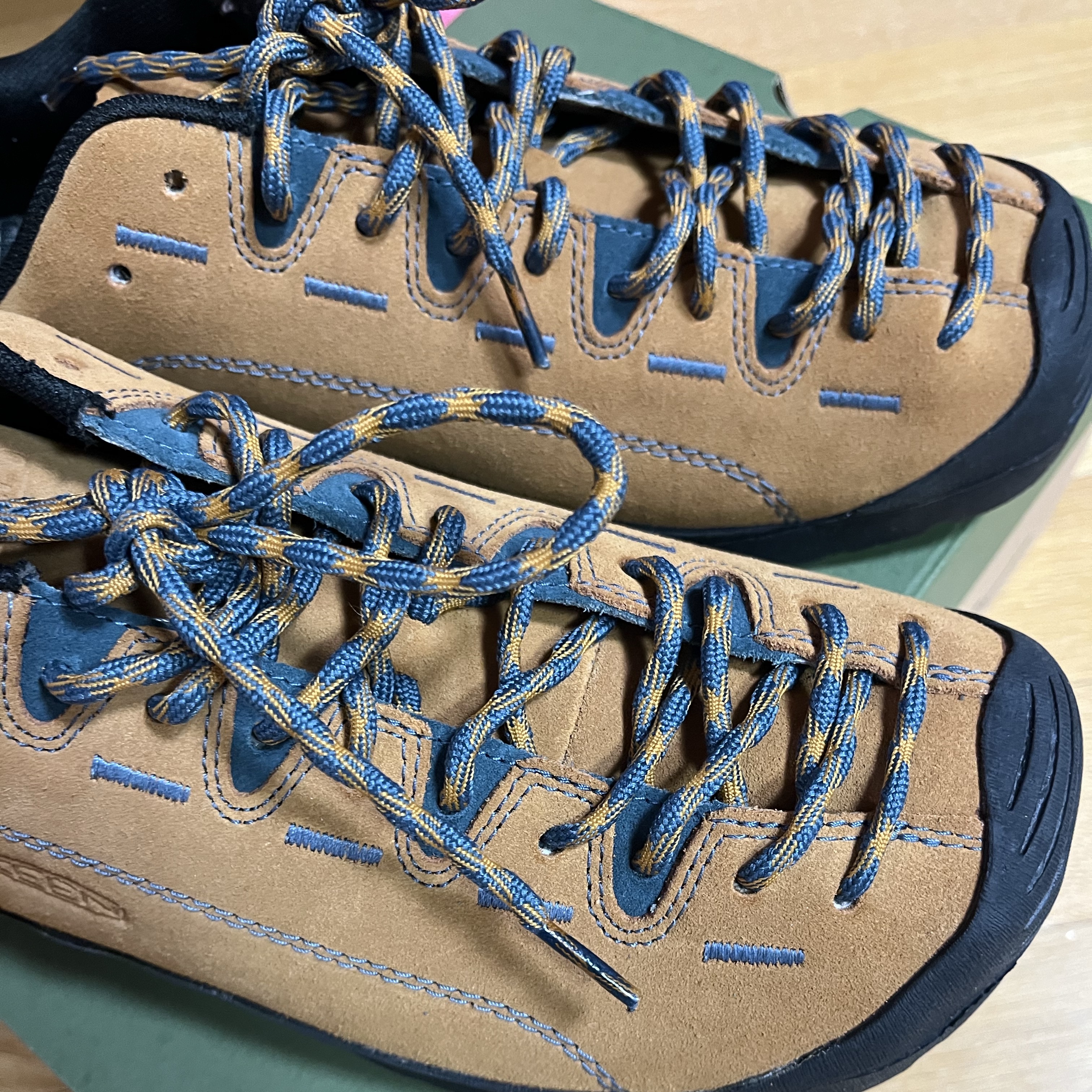 Keen Jasper Suede Sneakers Camel 착용 스타일