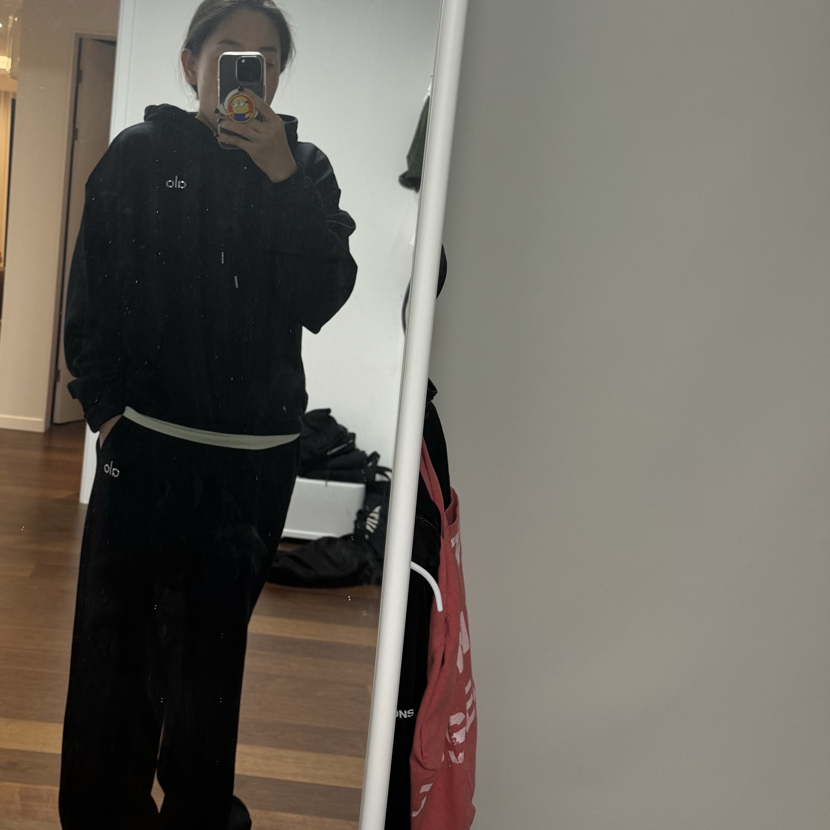 (W) Alo Yoga Accolade Hoodie Black, (W) Alo Yoga Accolade Straight Leg Sweatpant Black 착용 스타일