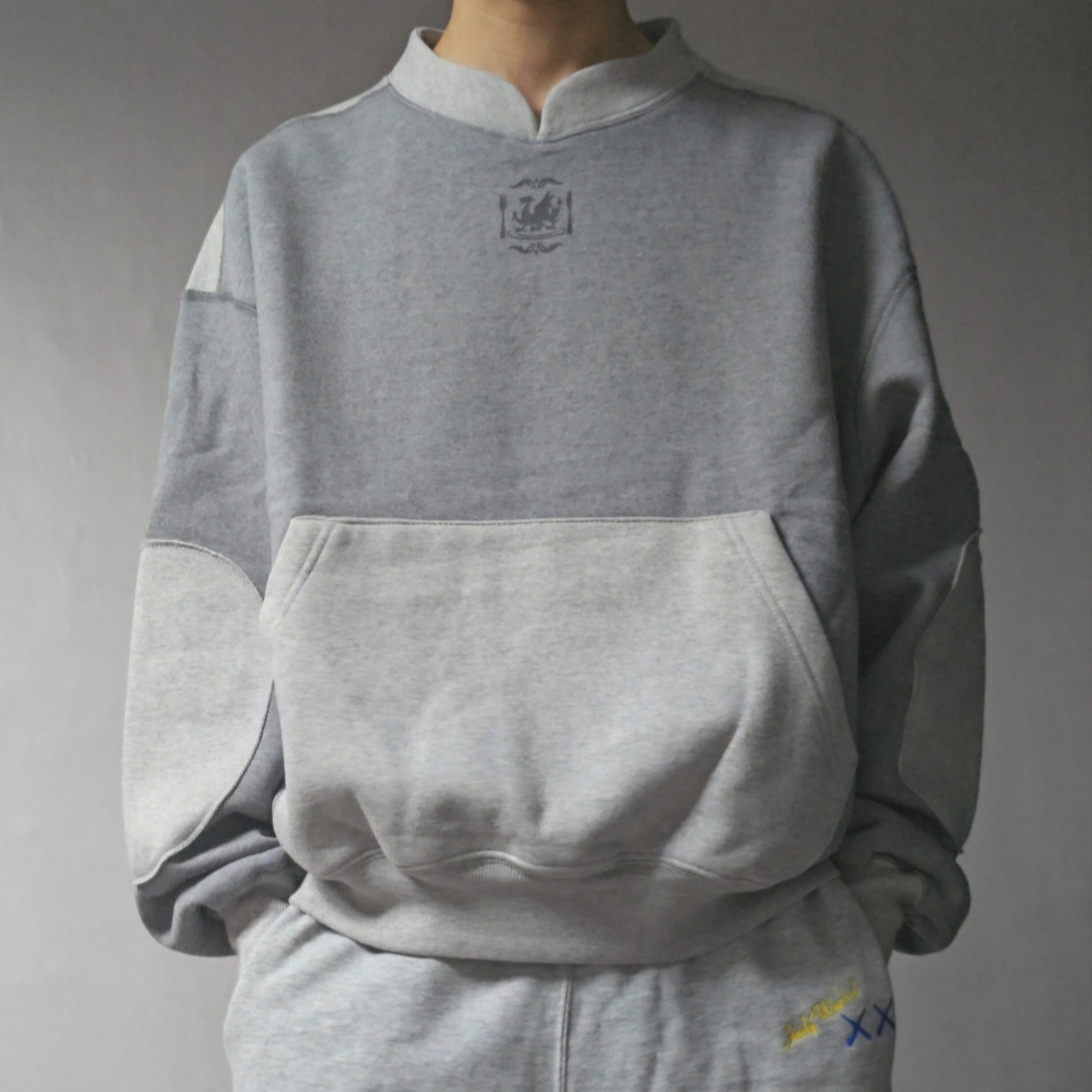 IAB Studio x Delicious in Dungeon Laios Sweatshirt Gray 착용 스타일 - 2