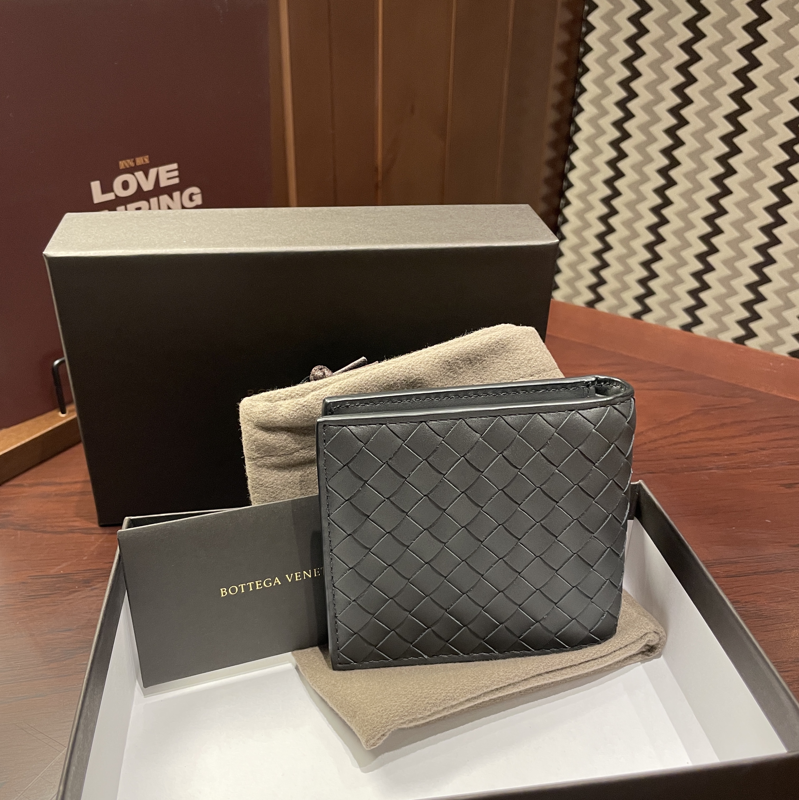 Bottega Veneta Bi-Fold Wallet Dark Grey 착용 스타일