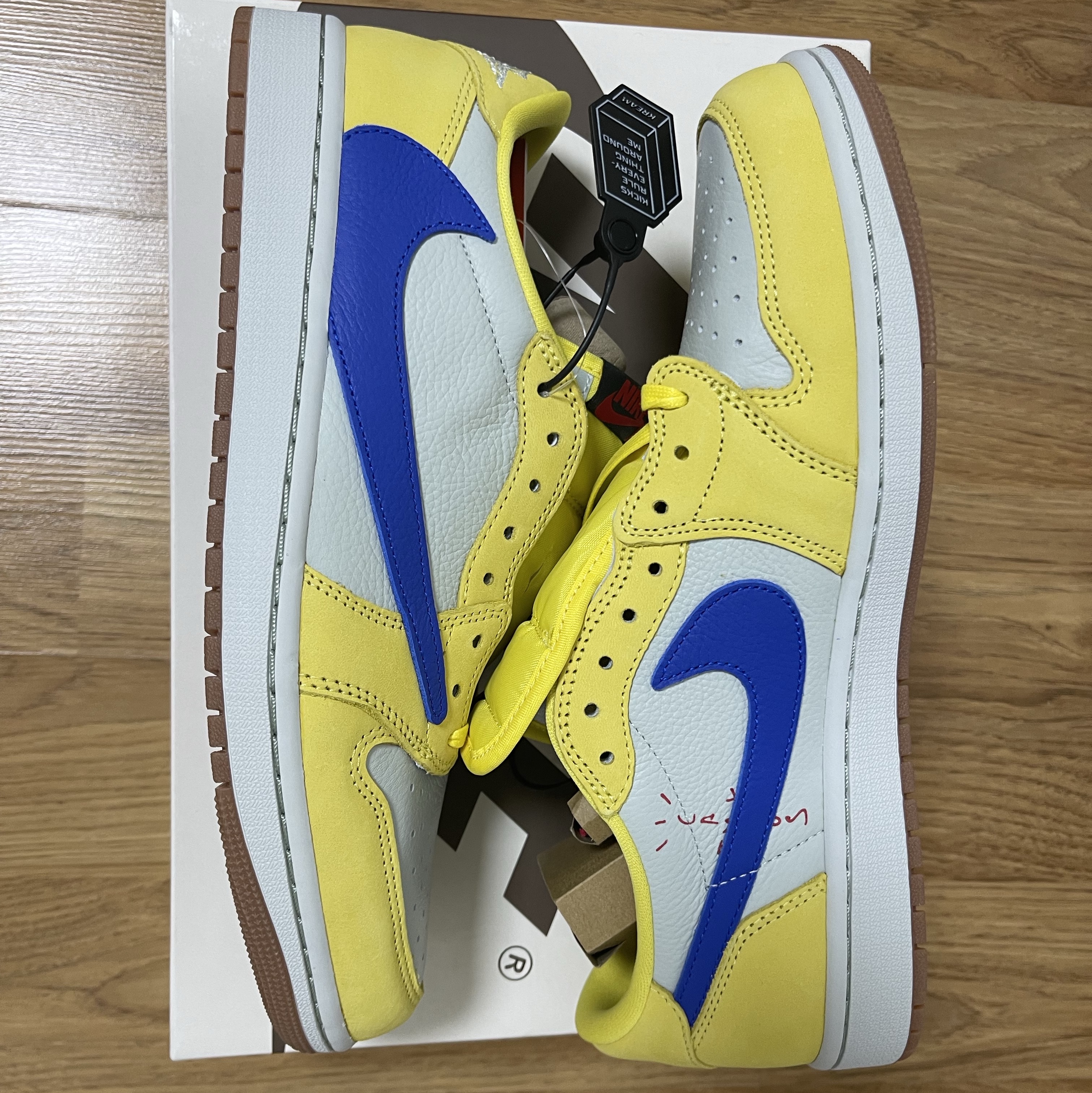 (W) Jordan 1 x Travis Scott Retro Low OG SP Canary 착용 스타일 - 1