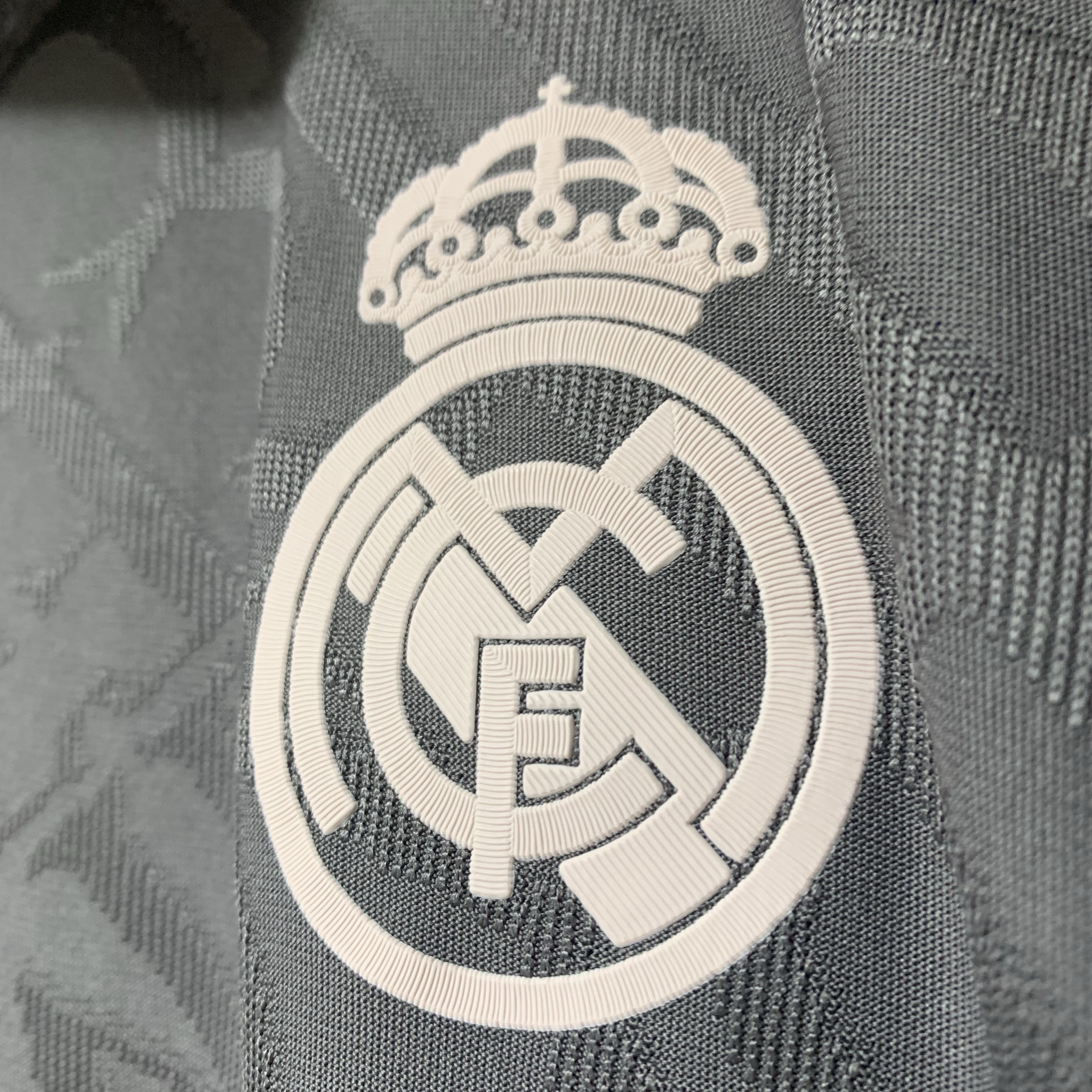 Adidas Real Madrid 2024/25 3rd Authentic Jersey Charcoal - US Sizing (Non Marking Ver.) 착용 스타일 - 4