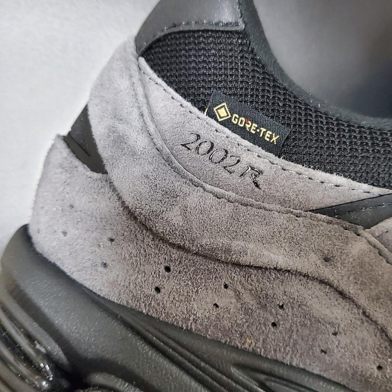 New Balance x JJJJound 2002R Gore-Tex Charcoal 착용 스타일 - 1