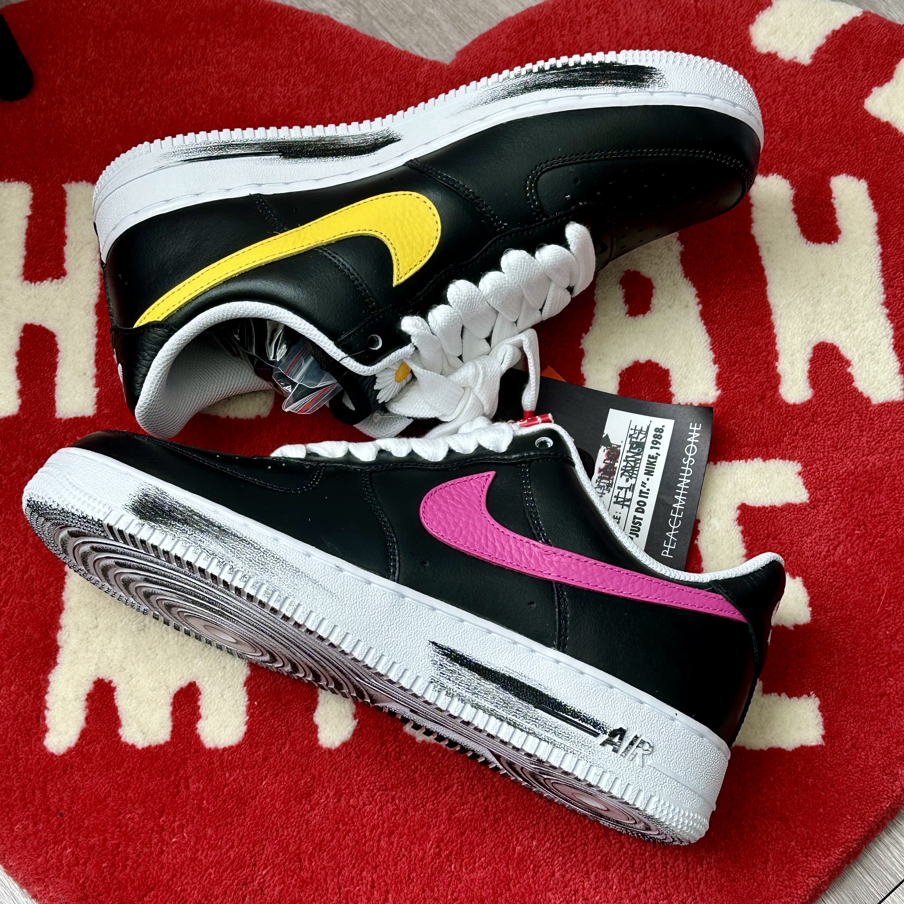 Nike x Peaceminusone Air Force 1 Low Para-Noise 3.0 Black and Multicolor, Human Made Heart Rug Medium Red 착용 스타일 - 3