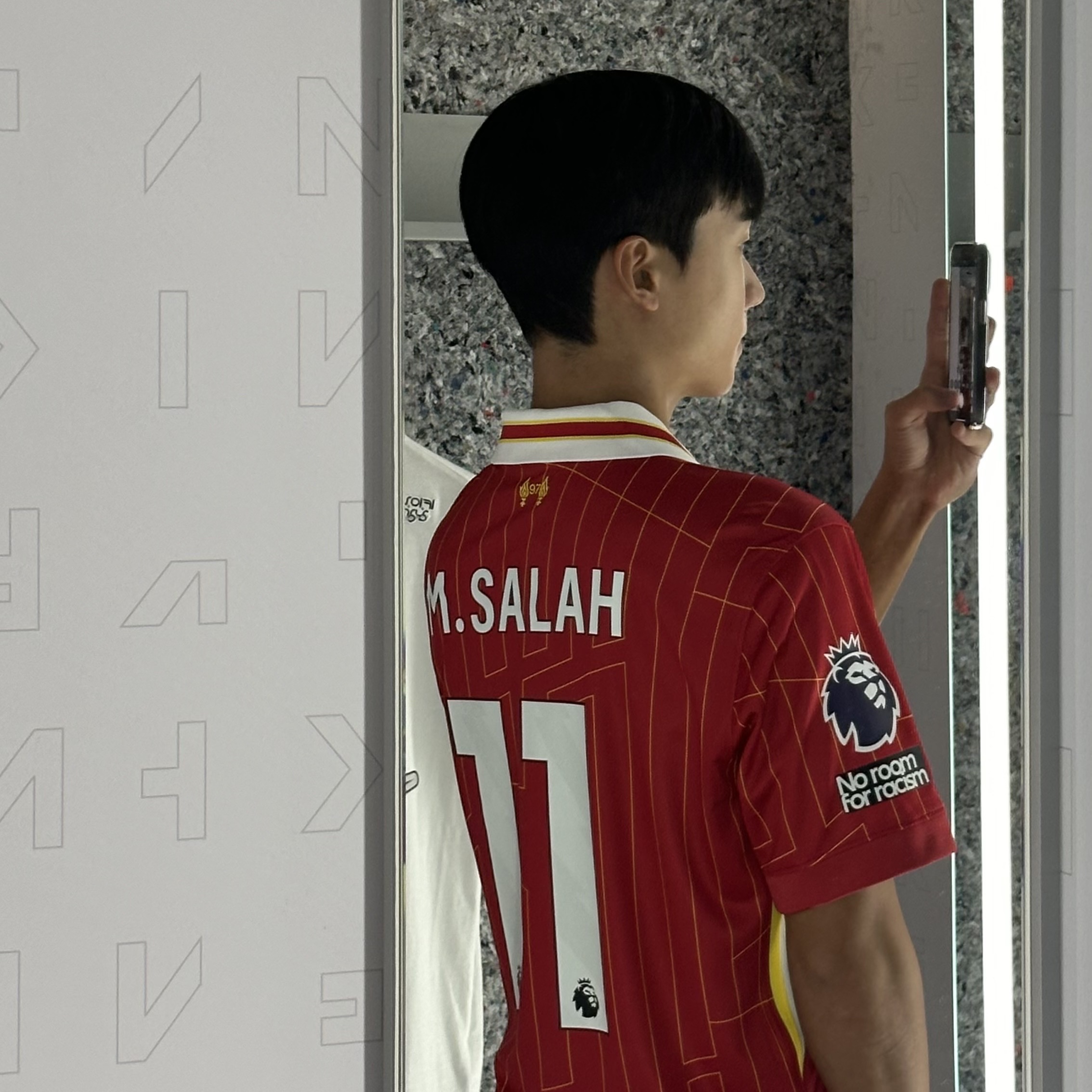 Nike Liverpool FC 2024/25 Dri-Fit Stadium Home Jersey Gym Red White Chrome Yellow (Non Marking Ver.), Nike Liverpool FC 2024/25 ADV Match Home Dri-Fit Jersey Gym Red White Chrome Yellow (Non Marking Ver.) 착용 스타일 - 1