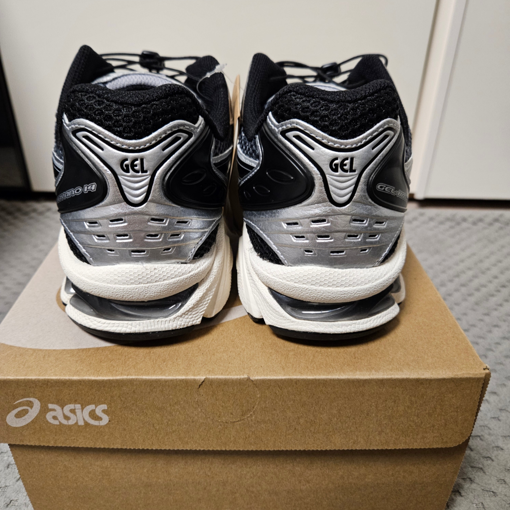 Asics Unlimited Gel-Kayano 14 Carrier Grey Black 착용 스타일 - 3