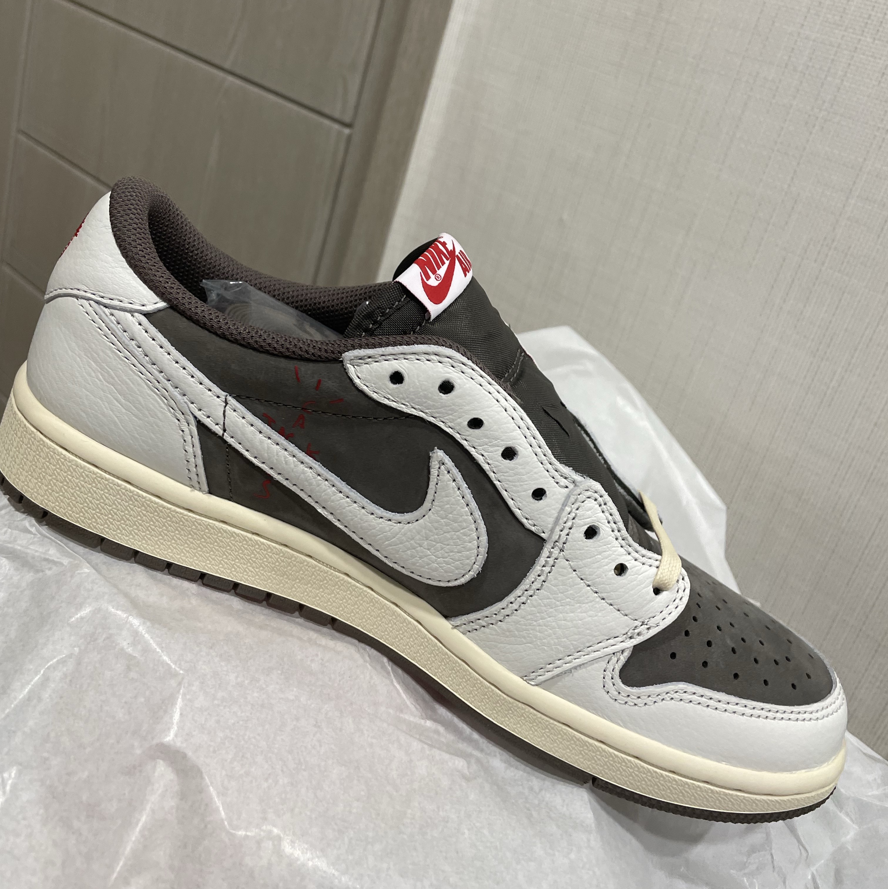 Jordan 1 x Travis Scott Retro Low OG SP Sail and Ridgerock 착용 스타일 - 4