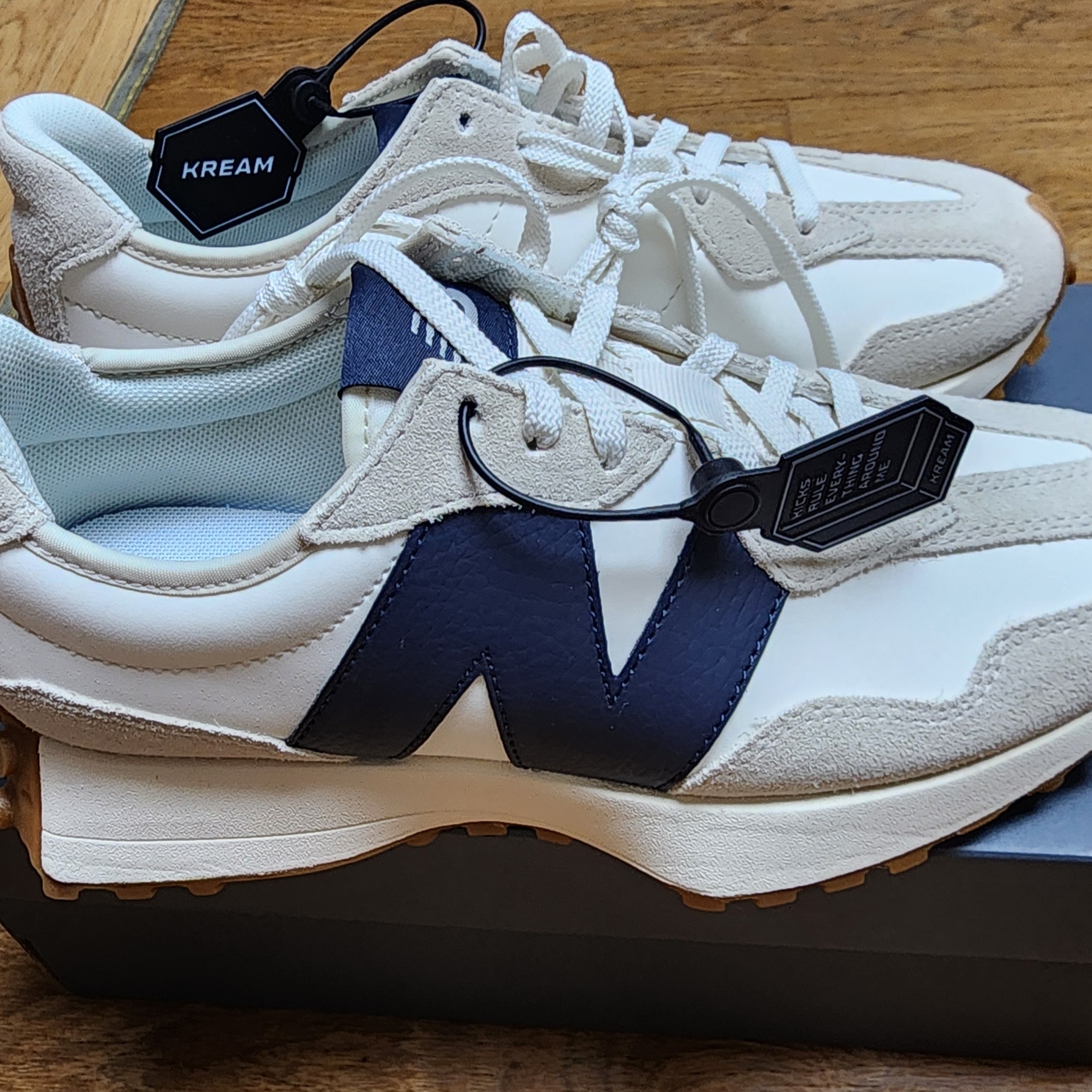 (W) New Balance 327 Beige Gum 착용 스타일 - 1