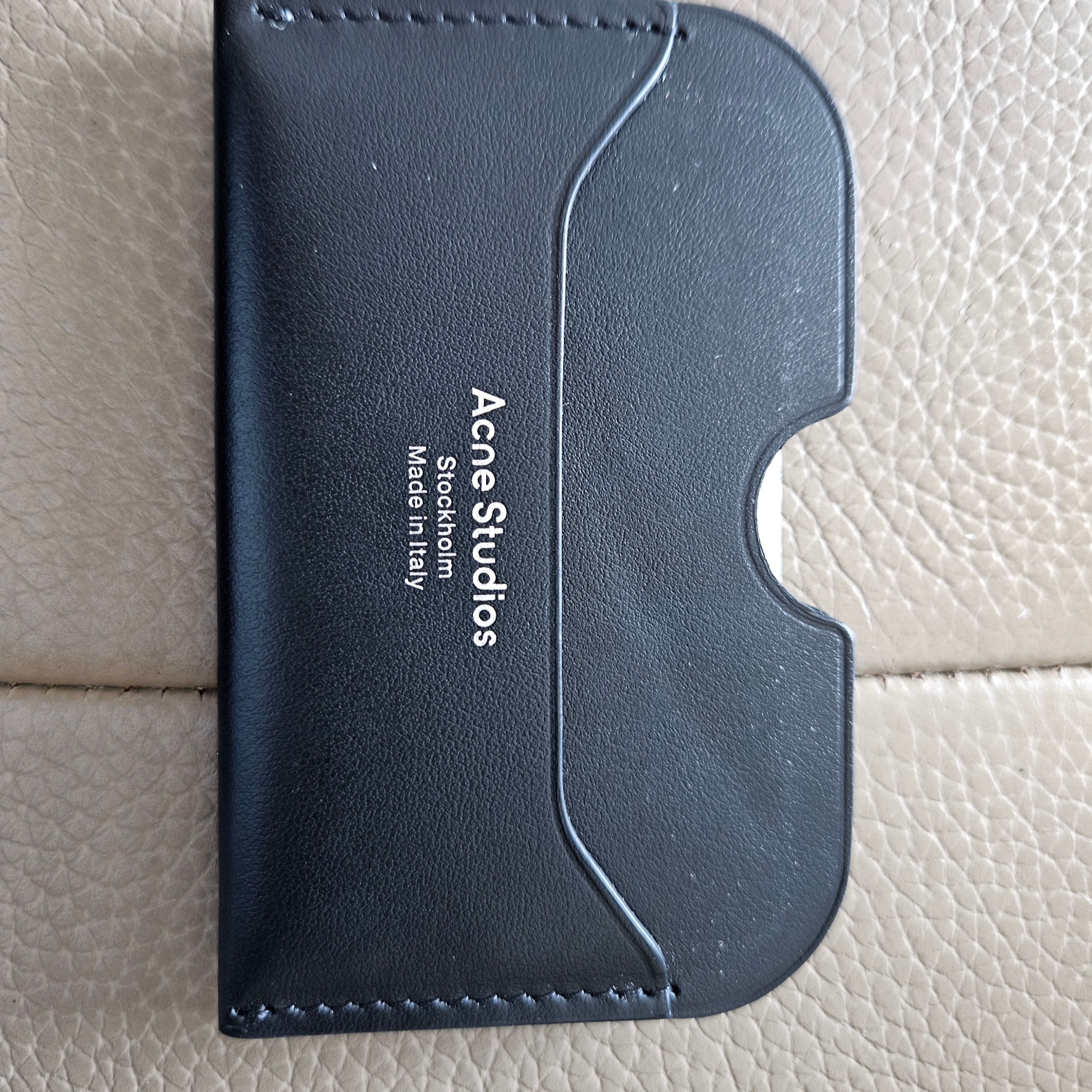 Acne Studios Elmas Card Holder Black 착용 스타일
