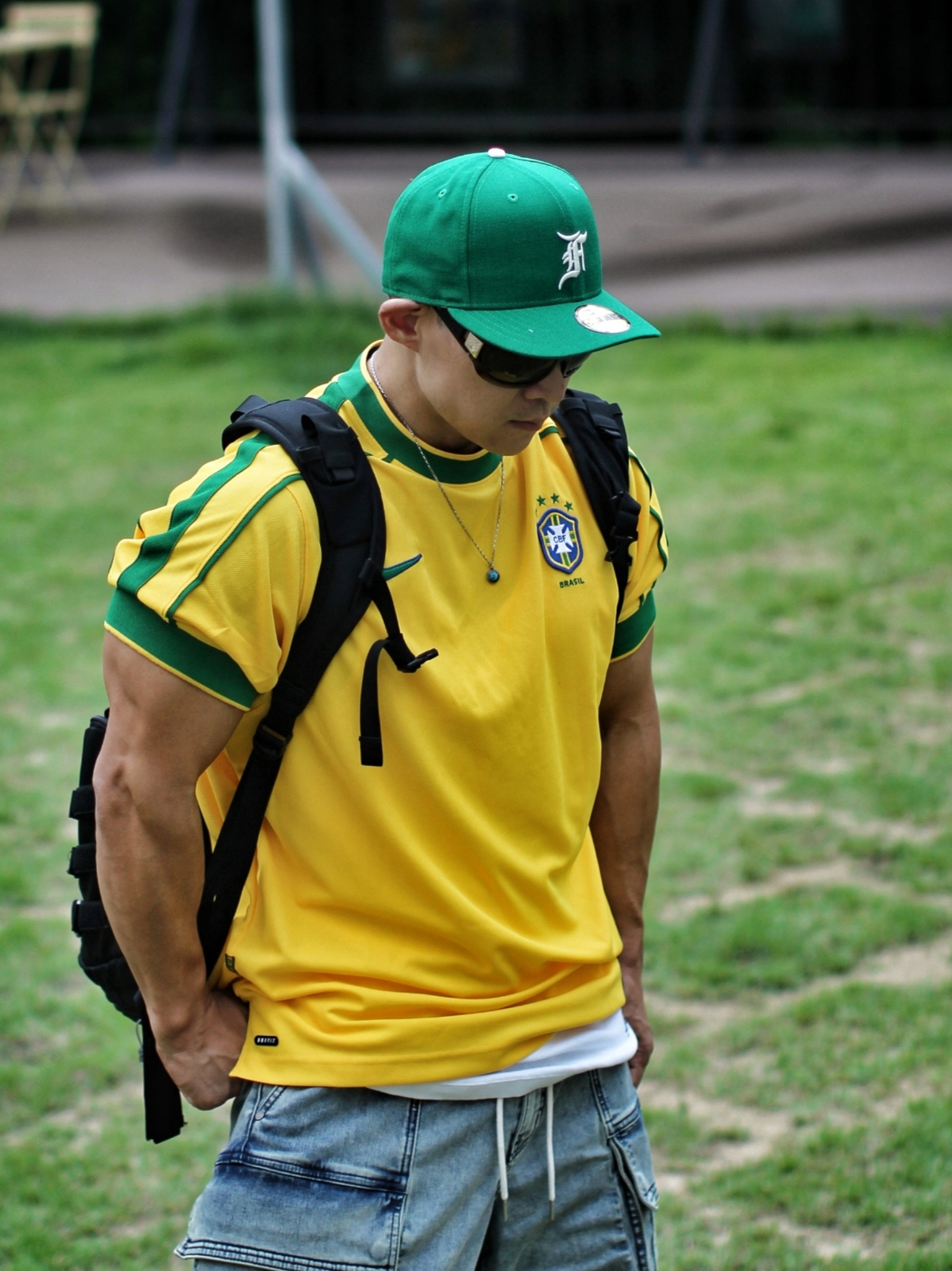 Nike Brazil 1998 Reissue Soccer Replica Jersey Varsity Maize (Non Marking Ver.), Essentials x New Era Sized Cap Kelly Green 착용 스타일 - 4