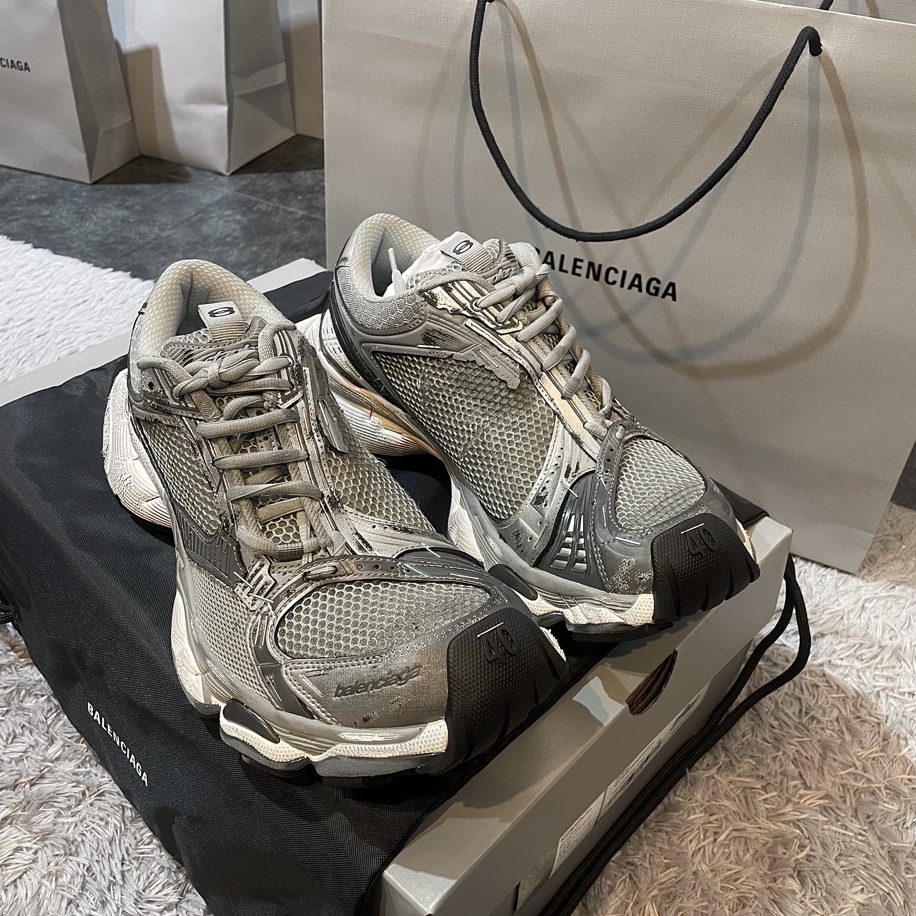 Balenciaga Stapler Sneaker Black, Balenciaga Stapler Sneaker Beige Grey 착용 스타일 - 3