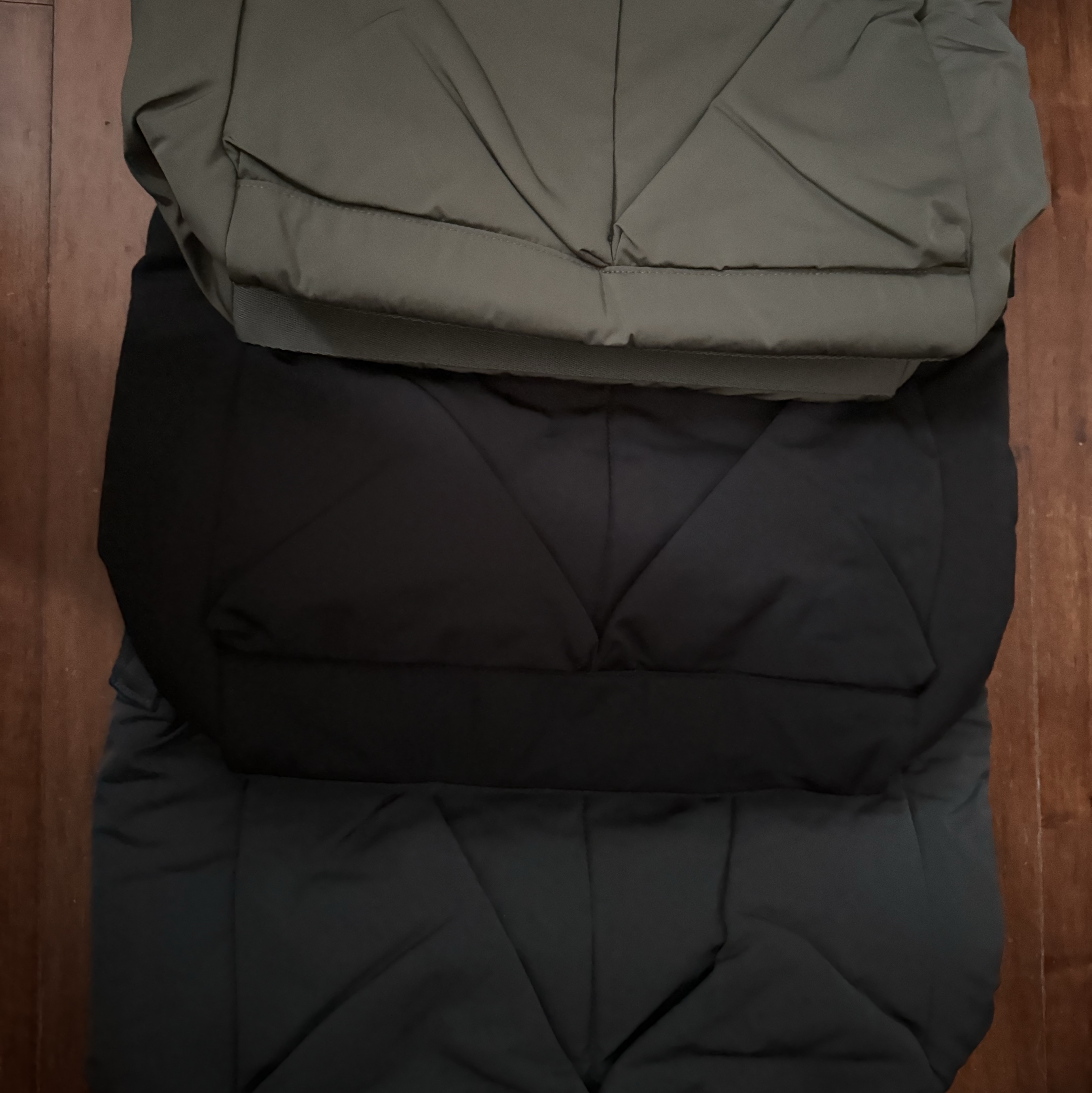Uniqlo 2-Way Utility Bag Gray, Uniqlo 2-Way Utility Bag Black 착용 스타일 - 2