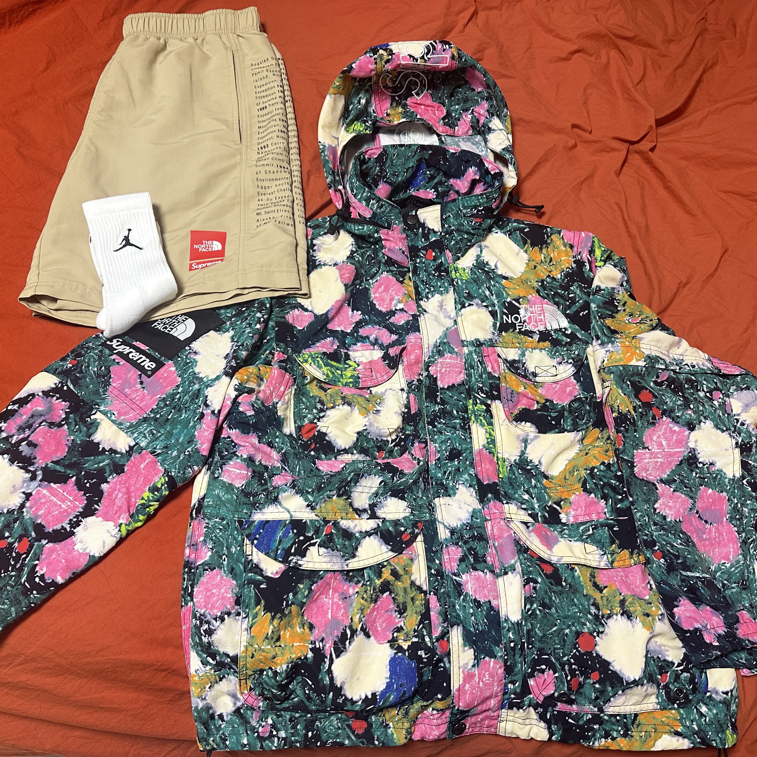 Supreme x The North Face Trekking Convertible Jacket Flowers - 22SS, Supreme x The North Face Nylon Shorts Khaki - 24SS 착용 스타일
