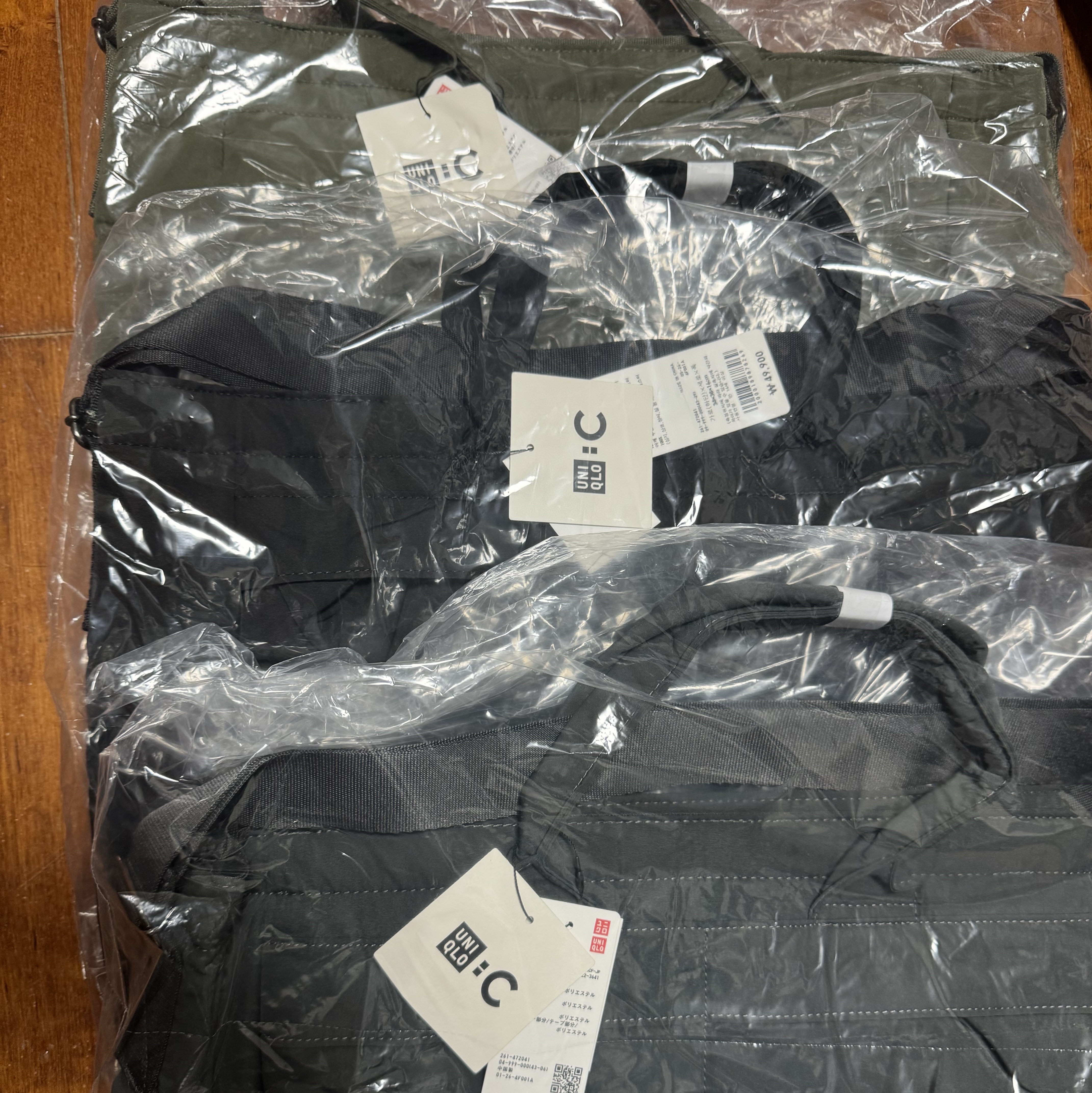 Uniqlo 2-Way Utility Bag Gray, Uniqlo 2-Way Utility Bag Black 착용 스타일 - 1
