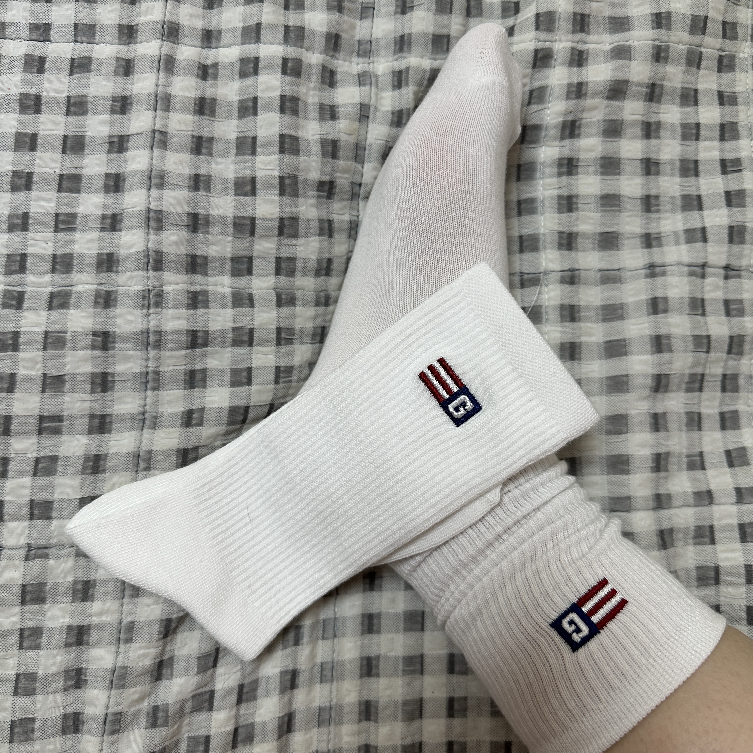 General Idea Unisex Logo Point Socks White 착용 스타일