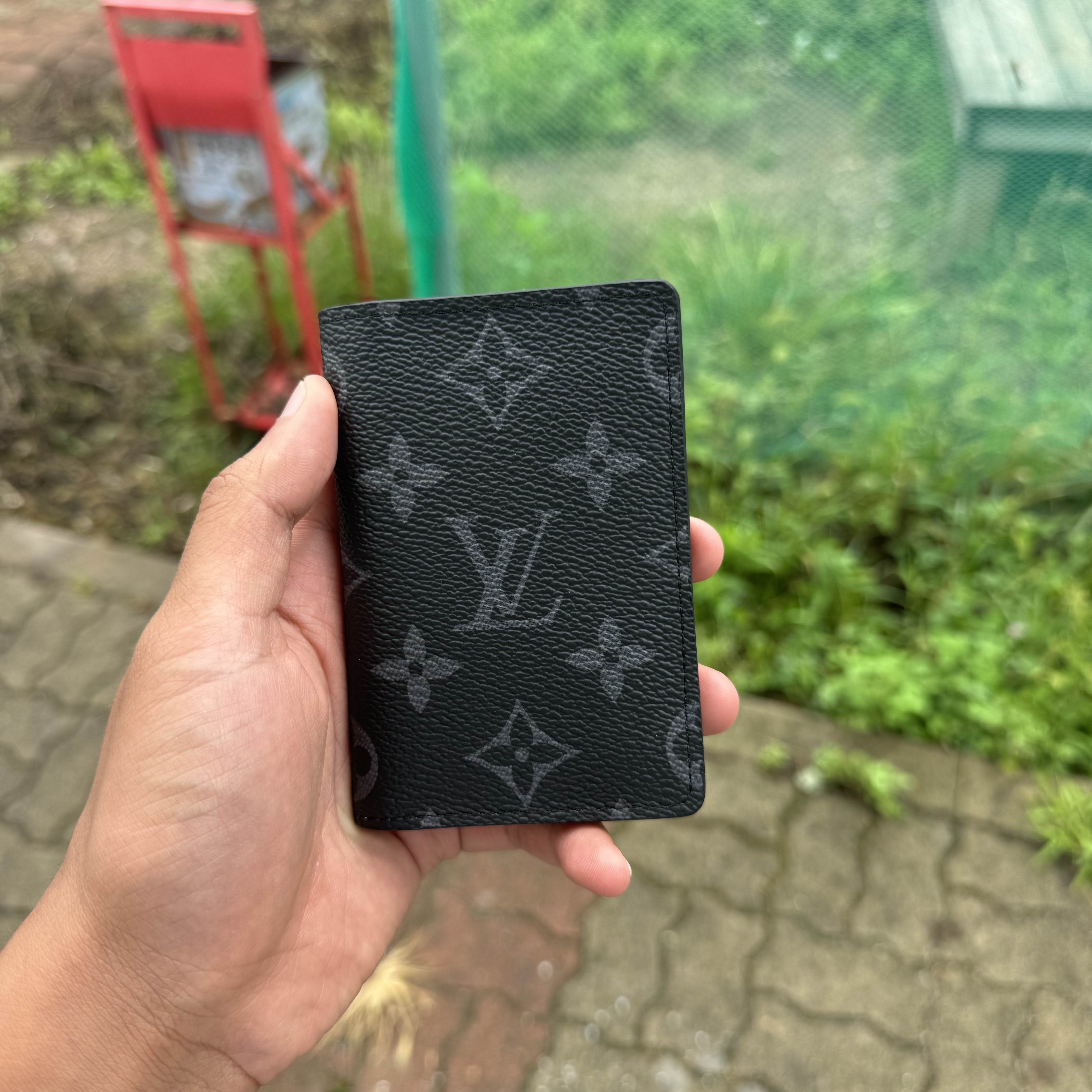 Louis Vuitton Pocket Organizer Monogram Eclipse 착용 스타일