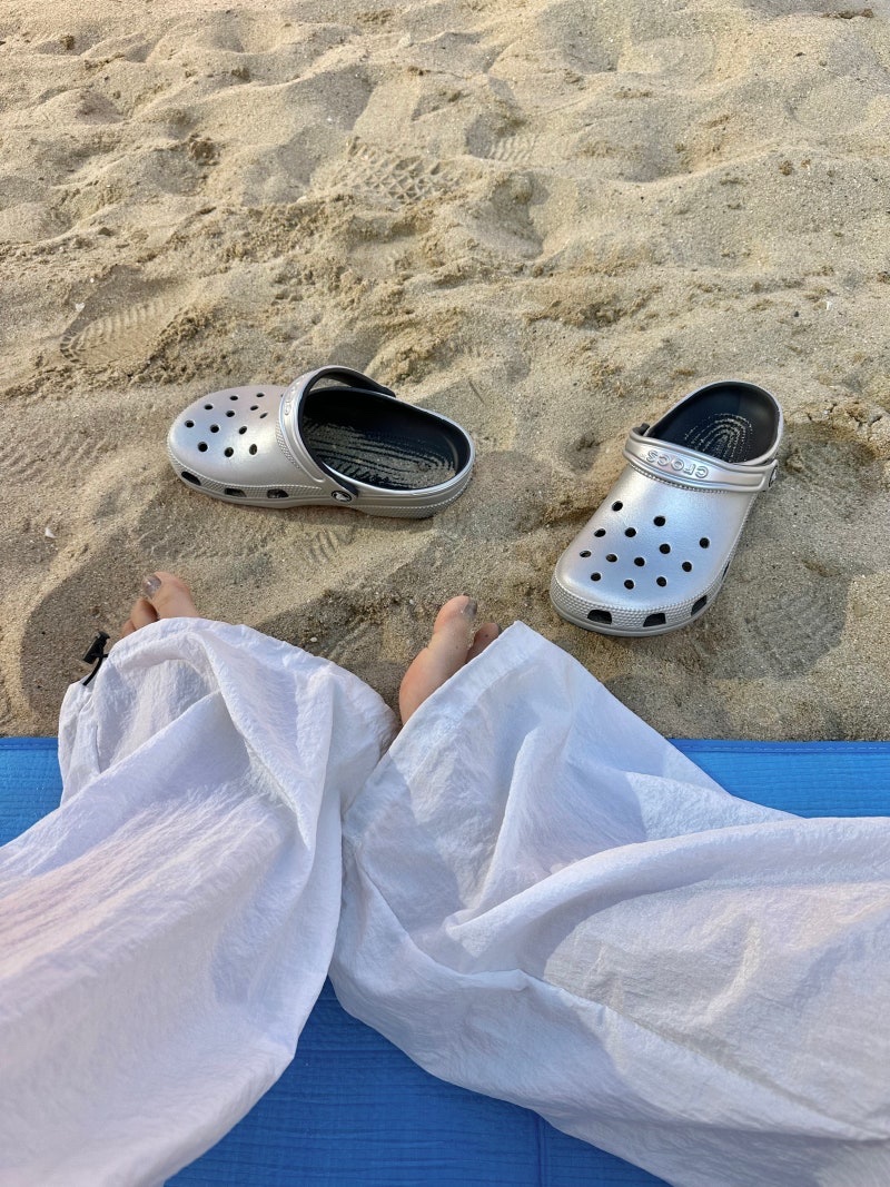 Aeae Web Logo Mesh Cap Skyblue, Crocs Classic Metallic Clog Silver 착용 스타일 - 2