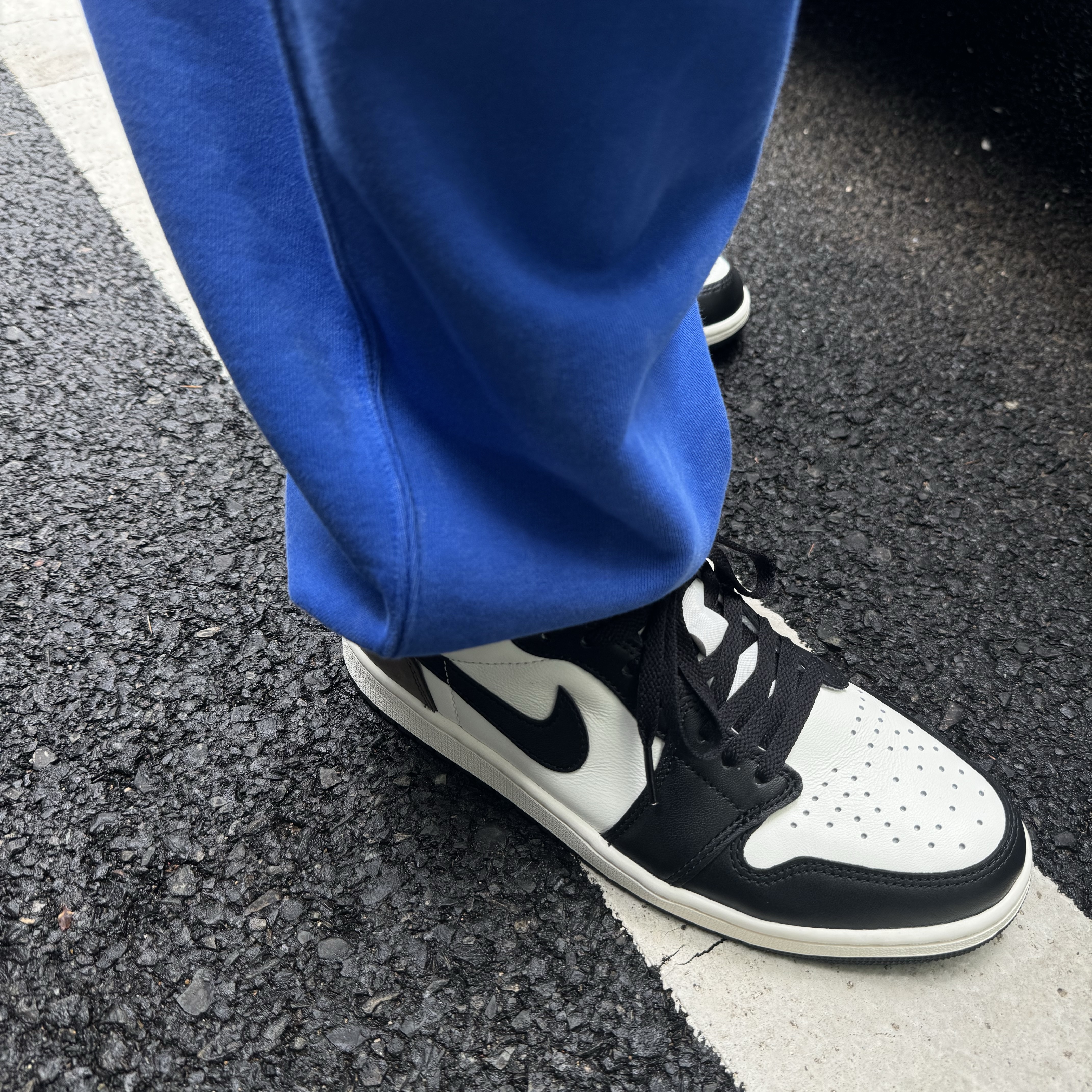 Stussy Fueled T-Shirt White, Nike x Stussy NRG Acid Washed Fleece Pants Game Royal (DR4025-480) 착용 스타일 - 2