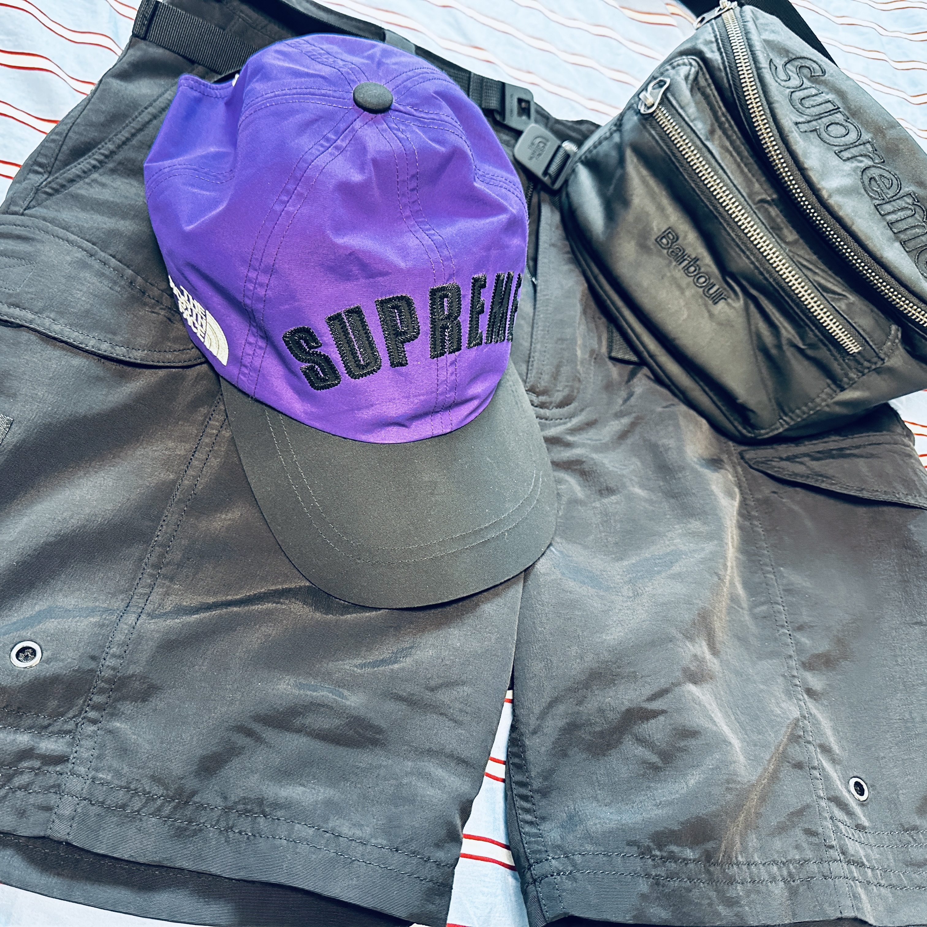 Supreme x Barbour Waxed Cotton Waist Bag Black - 20SS, Supreme x The North Face Trekking Packable Belted Shorts Black - 22SS 착용 스타일